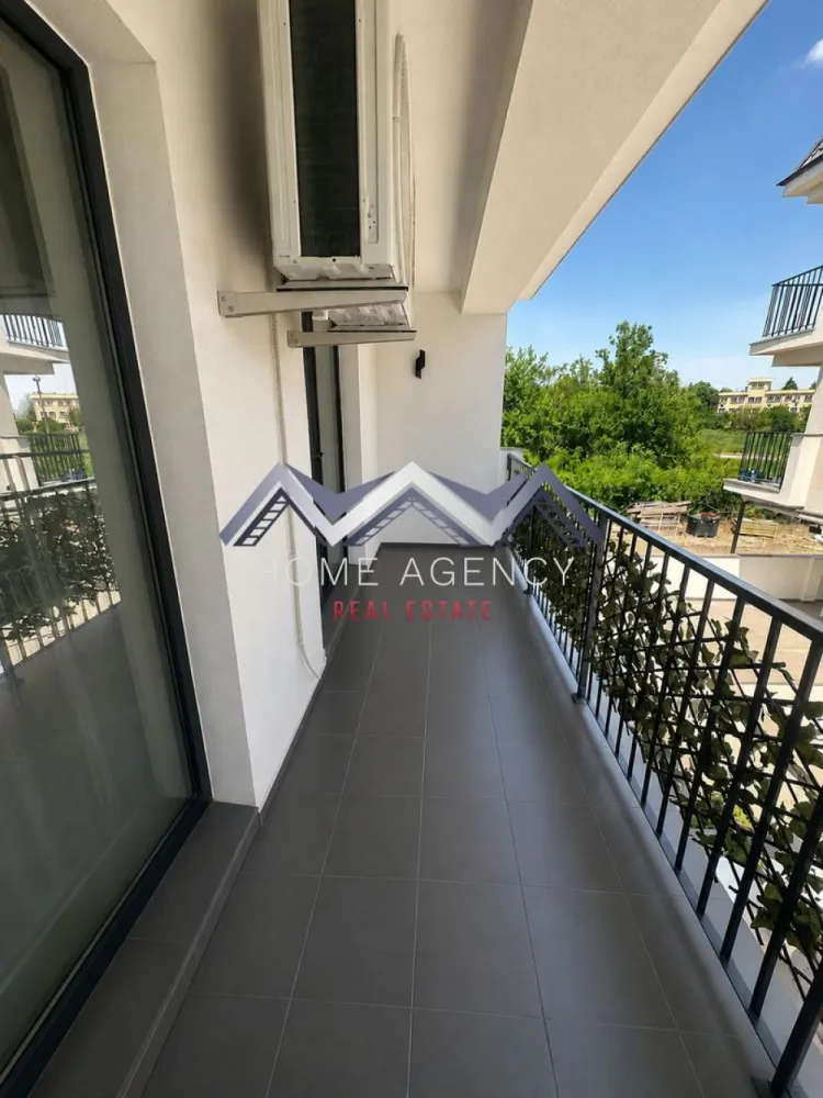 Apartament 3 camere | Otopeni central | mobilat, utilat | parcare subterană - Vă prezentăm, spre vânzare, un apartament modern cu 3 camere, situat într-un ansamblu rezidențial nou și complet finalizat, amplasat excelent în zona centrală din Otopeni – una dintre cele mai apreciate zone din Nordul Capitalei, datorită accesului rapid către București, Aeroportul Henri Coandă și zona de business Pipera.

Apartamentul se vinde mobilat și utilat (excepție TV), exact ca în fotografii, fiind pregătit pentru mutare imediată. Proprietatea este amenajată într-un stil modern, luminos și elegant, cu atenție la detalii și finisaje atent alese. 

Unul dintre marile avantaje ale acestei proprietăți este faptul că fiecare spațiu a fost valorificat la maximum, prin soluții inteligente de compartimentare, depozitare și design interior, oferind atât funcționalitate, cât și confort în viața de zi cu zi.

Locuința beneficiază de:
- living generos și luminos, cu acces către terasă;
- două dormitoare spațioase, dintre care unul cu balcon propriu;
- bucătărie închisă, complet mobilată și utilată modern;
- două băi elegante – una echipată cu cadă și una cu duș walk-in;
- spații multiple de depozitare integrate eficient;
- mobilier realizat pe comandă și 2 dressing-uri foarte încăpătoare.

Apartamentul dispune de centrală termică proprie, încălzire în pardoseală și aer condiționat, asigurând confort optim pe tot parcursul anului.

În preț, este inclus și un loc de parcare subteran, un avantaj extrem de important care oferă siguranță, confort și acces facil indiferent de sezon.

Poziționarea este excelentă, cu acces pietonal rapid către școală, grădiniță, piață, supermarketuri, restaurante, farmacii, bănci și alte facilități esențiale. În apropiere se află și viitoarea stație de metrou, iar conexiunea rapidă către DN1 facilitează deplasarea către București, Centură sau Aeroport.

Datorită locației excelente, compartimentării eficiente, faptului că se vinde complet mobilat și utilat, precum și parcării subterane incluse, această proprietate reprezintă o alegere ideală atât pentru locuință personală, cât și pentru investiție.

Pentru mai multe detalii și programarea unei vizionări, vă stăm la dispoziție!