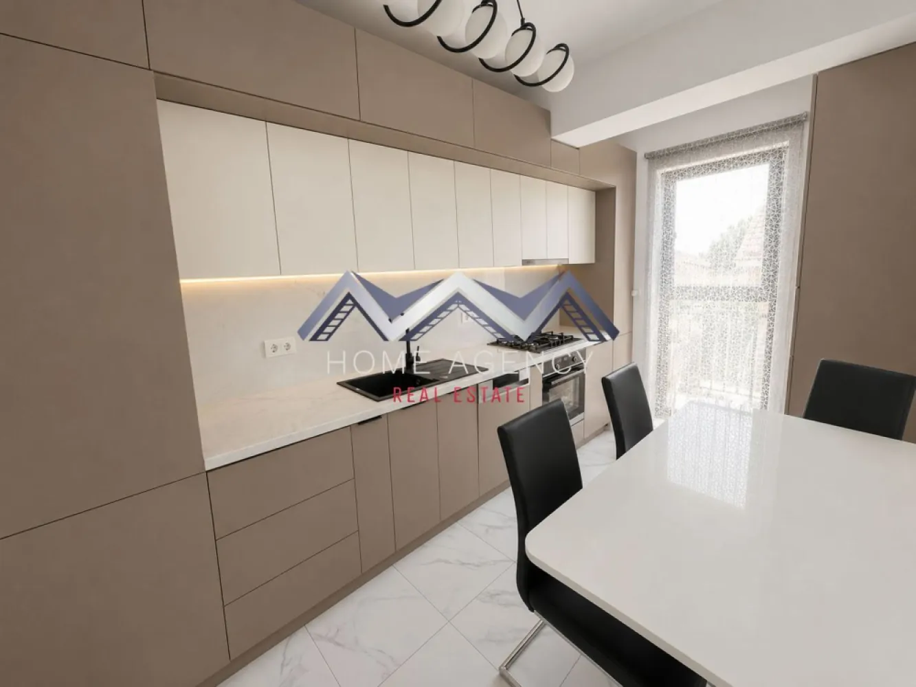 Apartament 3 camere | Otopeni central | mobilat, utilat | parcare subterană - Vă prezentăm, spre vânzare, un apartament modern cu 3 camere, situat într-un ansamblu rezidențial nou și complet finalizat, amplasat excelent în zona centrală din Otopeni – una dintre cele mai apreciate zone din Nordul Capitalei, datorită accesului rapid către București, Aeroportul Henri Coandă și zona de business Pipera.

Apartamentul se vinde mobilat și utilat (excepție TV), exact ca în fotografii, fiind pregătit pentru mutare imediată. Proprietatea este amenajată într-un stil modern, luminos și elegant, cu atenție la detalii și finisaje atent alese. 

Unul dintre marile avantaje ale acestei proprietăți este faptul că fiecare spațiu a fost valorificat la maximum, prin soluții inteligente de compartimentare, depozitare și design interior, oferind atât funcționalitate, cât și confort în viața de zi cu zi.

Locuința beneficiază de:
- living generos și luminos, cu acces către terasă;
- două dormitoare spațioase, dintre care unul cu balcon propriu;
- bucătărie închisă, complet mobilată și utilată modern;
- două băi elegante – una echipată cu cadă și una cu duș walk-in;
- spații multiple de depozitare integrate eficient;
- mobilier realizat pe comandă și 2 dressing-uri foarte încăpătoare.

Apartamentul dispune de centrală termică proprie, încălzire în pardoseală și aer condiționat, asigurând confort optim pe tot parcursul anului.

În preț, este inclus și un loc de parcare subteran, un avantaj extrem de important care oferă siguranță, confort și acces facil indiferent de sezon.

Poziționarea este excelentă, cu acces pietonal rapid către școală, grădiniță, piață, supermarketuri, restaurante, farmacii, bănci și alte facilități esențiale. În apropiere se află și viitoarea stație de metrou, iar conexiunea rapidă către DN1 facilitează deplasarea către București, Centură sau Aeroport.

Datorită locației excelente, compartimentării eficiente, faptului că se vinde complet mobilat și utilat, precum și parcării subterane incluse, această proprietate reprezintă o alegere ideală atât pentru locuință personală, cât și pentru investiție.

Pentru mai multe detalii și programarea unei vizionări, vă stăm la dispoziție!