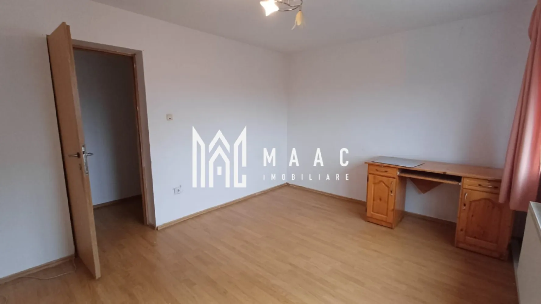 Apartament 3 camere | Etaj 1 | 67MPU | 3 Stejari - MAAC Imobiliare oferă spre închiriere un apartament cu 3 camere, situat la etajul 1 al unui imobil îngrijit. Apartamentul are o suprafață utilă de 67 mp, este partial mobilat și dispune de: balcon generos, bucătărie cu ieșire pe balcon, si baie spațioasă. Locație excelentă, aproape de stațiile de autobuz, magazine și alte facilități urbane. Ideal pentru cei care își doresc o locuință luminoasă, într-o zonă liniștită și bine conectată. Conditii de inchiriere: Se percepe garantie in coantumul unei chirii lunare. Nu sunt acceptate animale si straini. Pentru mai multe detalii sau programarea unei vizionari contactati Maac Imobiliare, specificand ID: 2798828 }}