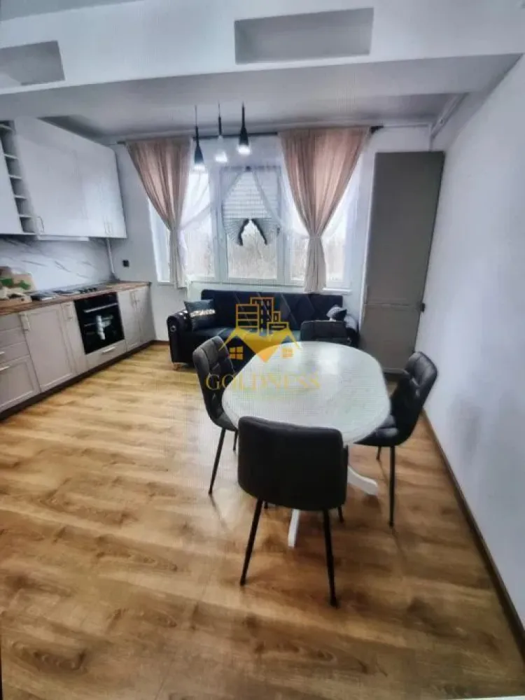 3 camere, Parcare, Bulgaria, Piata Oser, Hornbach, Modern - GOLDNESS Imobiliare vă propune spre închiriere un apartament cu 3 camere complet mobilat și utilat, la etajul 1 într-un imobil de 2 etaje, în Cartierul Bulgaria.!
Parcare inclusa!
Se află în apropierea stațiilor de transport în comun, magazine, restaurante, spații verzi, farmacii, etc. 

Apartamentul este compartimentat astfel:
 - dormitor cu pat matrimonial, dressing, noptiere, iesire pe balcon,
 - dormitor cu pat matrimonial, dressing.
 - living cu bucatarie open space complet utilată și mobilată, canapea, loc de servit masa 
 - baie cu dus walk-in, calorifer port prosop și dulap pentru depozitare.
 - balcon 4 mp.

Imobilul este dotat cu toate cele necesare- centrală proprie, frigider, aragaz, hotă, mașină de spălat haine, etc. 

Dacă sunteți interesați de acest apartament și doriți să îl vizionați, dar și pentru alte oferte nu ezitați să ne contactați telefonic sau prin e-mail. Vă stăm la dispoziție!
Pentru intermediere se percepe un comision de 50% din prețul chiriei!