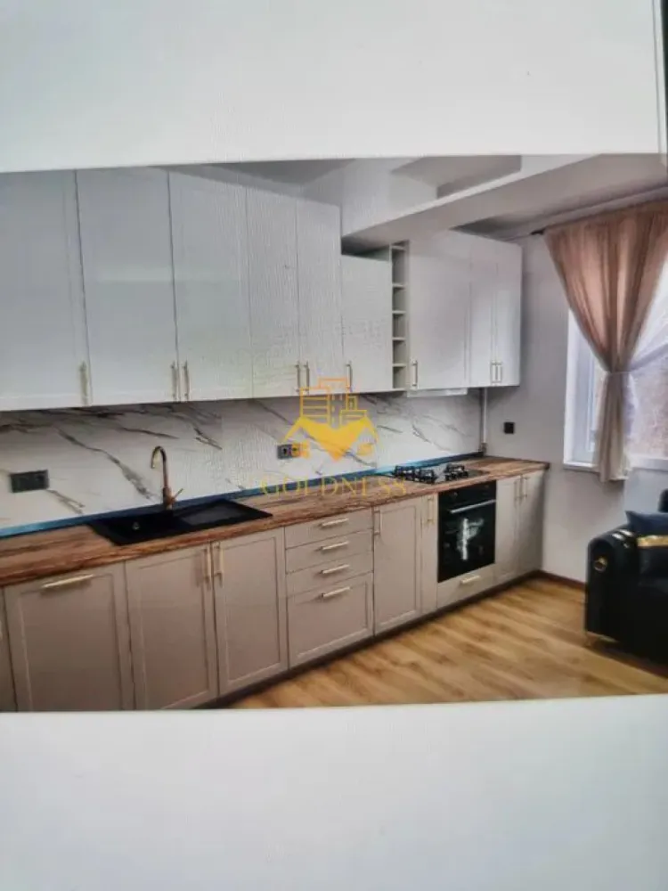 3 camere, Parcare, Bulgaria, Piata Oser, Hornbach, Modern - GOLDNESS Imobiliare vă propune spre închiriere un apartament cu 3 camere complet mobilat și utilat, la etajul 1 într-un imobil de 2 etaje, în Cartierul Bulgaria.!
Parcare inclusa!
Se află în apropierea stațiilor de transport în comun, magazine, restaurante, spații verzi, farmacii, etc. 

Apartamentul este compartimentat astfel:
 - dormitor cu pat matrimonial, dressing, noptiere, iesire pe balcon,
 - dormitor cu pat matrimonial, dressing.
 - living cu bucatarie open space complet utilată și mobilată, canapea, loc de servit masa 
 - baie cu dus walk-in, calorifer port prosop și dulap pentru depozitare.
 - balcon 4 mp.

Imobilul este dotat cu toate cele necesare- centrală proprie, frigider, aragaz, hotă, mașină de spălat haine, etc. 

Dacă sunteți interesați de acest apartament și doriți să îl vizionați, dar și pentru alte oferte nu ezitați să ne contactați telefonic sau prin e-mail. Vă stăm la dispoziție!
Pentru intermediere se percepe un comision de 50% din prețul chiriei!