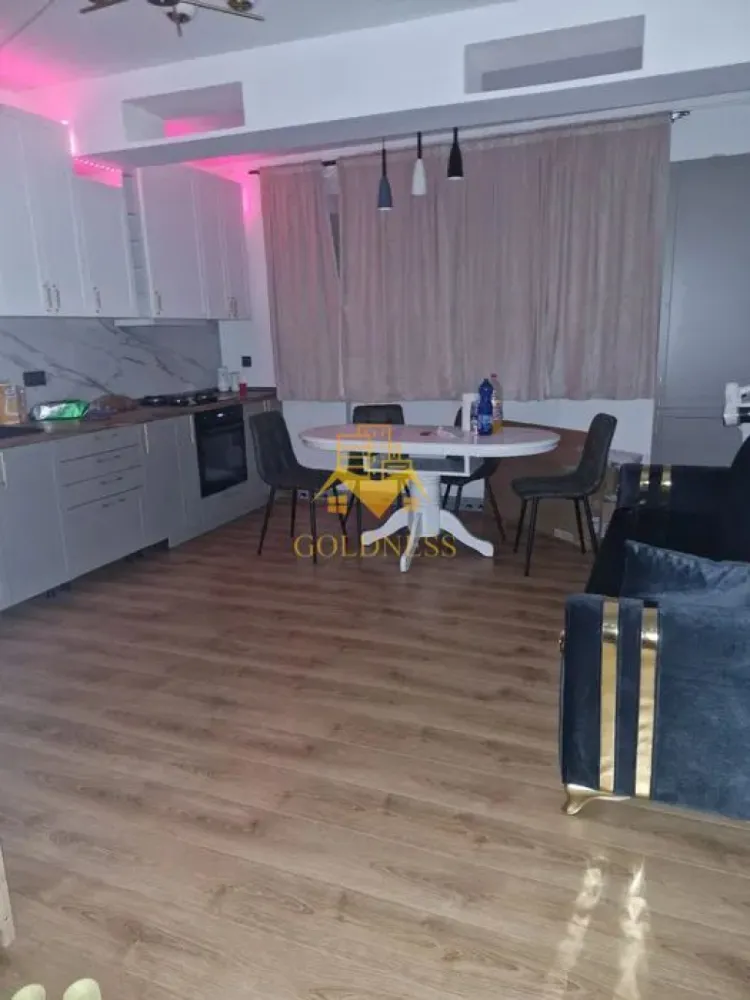 3 camere open-space, Parcare, Zona Fabricii, Piata Oser, Hornbach - GOLDNESS Imobiliare vă propune spre închiriere un apartament cu 3 camere complet mobilat și utilat, la etajul 1 într-un imobil de 2 etaje, în Cartierul Bulgaria!
Parcare inclusa!
Se află în apropierea stațiilor de transport în comun, magazine, restaurante, spații verzi, farmacii, etc. 

Apartamentul este compartimentat astfel:
 - dormitor cu pat matrimonial, dressing, noptiere, iesire pe balcon
 - dormitor cu pat matrimonial, dressing. birou
 - living cu bucatarie open space complet utilată și mobilată, canapea, loc de servit masa 
 - baie cu dus walk-in, calorifer port prosop și dulap pentru depozitare.
 - balcon 4 mp.

Imobilul este dotat cu toate cele necesare- centrală proprie, frigider, aragaz, hotă, mașină de spălat haine, etc. 

Dacă sunteți interesați de acest apartament și doriți să îl vizionați, dar și pentru alte oferte nu ezitați să ne contactați telefonic sau prin e-mail. Vă stăm la dispoziție!
Pentru intermediere se percepe un comision de 50% din prețul chiriei!