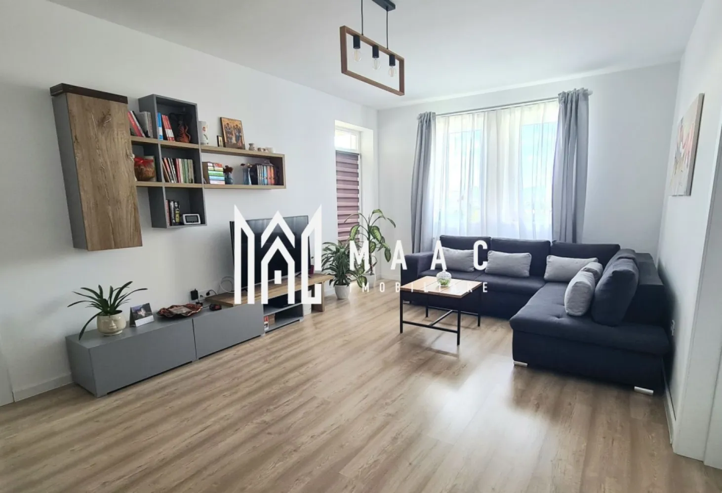 Apartament 2 camere | 57 Mp | Loc de Parcare | 2 Balcoane | Henri Coanda - MAAC Imobiliare vă propune spre vânzare un apartament modern cu 2 camere, complet mobilat și utilat, situat într-un ansamblu rezidențial liniștit, construit în anul 2020.

Apartamentul are o suprafață utilă de 57 mp și este amplasat la etajul 1 al unui imobil prevăzut cu lift și boxe de depozitare la subsol. Proprietatea se remarcă prin starea impecabilă, fiind foarte curată, îngrijită și pregătită pentru mutare imediată, fără investiții suplimentare.

Compartimentarea este practică și confortabilă:
living generos și luminos;
bucătărie separată, mobilată la comandă și complet utilată cu plită pe gaz, cuptor electric și mașină de spălat vase;
dormitor matrimonial;
cameră transformată în dressing room, amenajată cu mobilier realizat la comandă și mașină de spălat rufe;
baie cu cadă;
2 balcoane.

Apartamentul se vinde complet mobilat și utilat, împreună cu loc de parcare inclus.

Ansamblul rezidențial beneficiază de o poziționare excelentă, într-o zonă aerisită și în continuă dezvoltare, având în imediata apropiere stație de autobuz și viitorul magazin Kaufland aflat în construcție, ceea ce oferă proprietății un potențial foarte bun de valorificare.

Pentru mai multe detalii sau pentru programarea unei vizionări, vă rugăm să ne contactați specificând ID:CP3064295