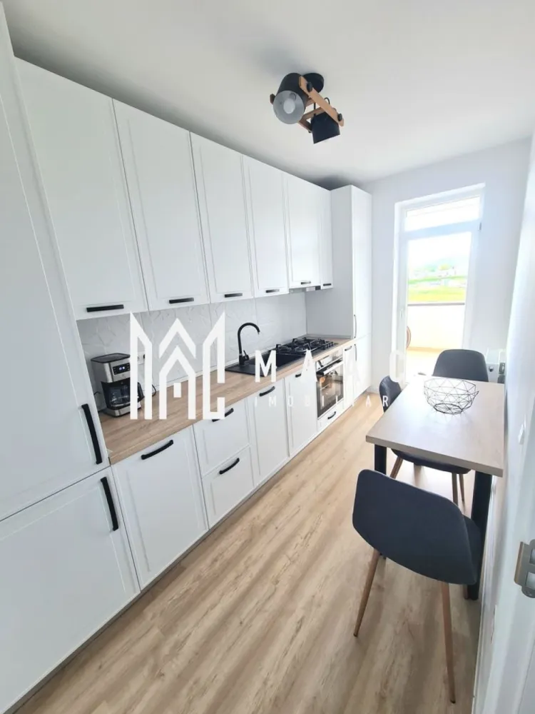 Apartament 2 camere | 57 Mp | Loc de Parcare | 2 Balcoane | Henri Coanda - MAAC Imobiliare vă propune spre vânzare un apartament modern cu 2 camere, complet mobilat și utilat, situat într-un ansamblu rezidențial liniștit, construit în anul 2020.

Apartamentul are o suprafață utilă de 57 mp și este amplasat la etajul 1 al unui imobil prevăzut cu lift și boxe de depozitare la subsol. Proprietatea se remarcă prin starea impecabilă, fiind foarte curată, îngrijită și pregătită pentru mutare imediată, fără investiții suplimentare.

Compartimentarea este practică și confortabilă:
living generos și luminos;
bucătărie separată, mobilată la comandă și complet utilată cu plită pe gaz, cuptor electric și mașină de spălat vase;
dormitor matrimonial;
cameră transformată în dressing room, amenajată cu mobilier realizat la comandă și mașină de spălat rufe;
baie cu cadă;
2 balcoane.

Apartamentul se vinde complet mobilat și utilat, împreună cu loc de parcare inclus.

Ansamblul rezidențial beneficiază de o poziționare excelentă, într-o zonă aerisită și în continuă dezvoltare, având în imediata apropiere stație de autobuz și viitorul magazin Kaufland aflat în construcție, ceea ce oferă proprietății un potențial foarte bun de valorificare.

Pentru mai multe detalii sau pentru programarea unei vizionări, vă rugăm să ne contactați specificând ID:CP3064295