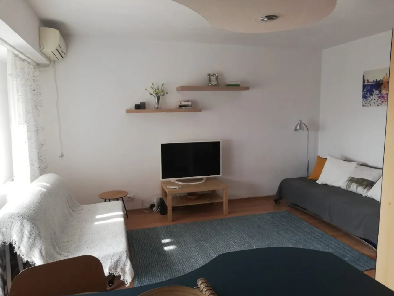 Garsoniera Titulescu - De vânzare Garsoniera 32mp, utilata și mobilată, etaj 8/11, cu balcon &nbsp;cozy,, vedere spate. Doar 8 minute de mers pe jos până în Piața Victoriei sau Gara Basarab.Se poate închiria imediat așa cum e. Pentru detalii tel: 0731624905.&nbsp;
