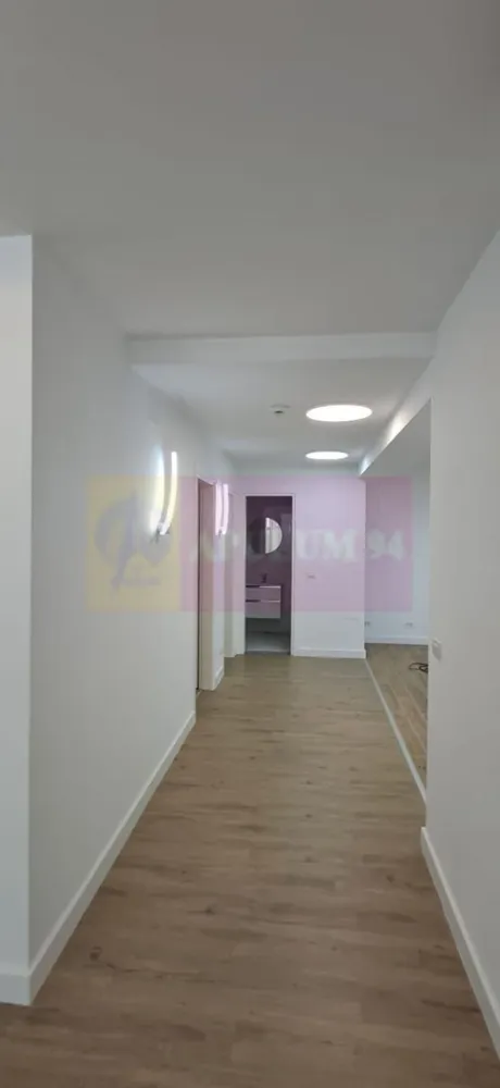 2 Camere Premium | Cartierul Armenesc | Imobil Boutique | Sector 2 - Situat într-un imobil boutique premium, intr-una din cele mai apreciate și discrete zone centrale ale Bucureștiului, în Cartierul Armenesc, acest apartament oferă un tip de proprietate rar întâlnit pe piață: eleganta, liniștita si pozitionata la câteva minute de mers pe jos de Piața Rosetti, Universitate și Grădina Icoanei. 
Compartimentarea este echilibrată și eficientă, cu spații luminoase și bine proporționate, potrivite atât pentru locuinta personală, cât și pentru o investiție premium pe termen lung.

Imobilul oferă exact ceea ce devine tot mai greu de găsit în zona centrală: intimitate și un standard ridicat al vecinătății.
Proprietatea se adresează unui profil de cumpărător care apreciază calitatea construcției, poziționarea și valoarea unei adrese care își păstrează atractivitatea în timp.

Avantaje:

Imobil boutique premium; constructie finalizata in 2024. Situatie juridica clara; toate actele pregatite pentru vanzare;
locație excelentă în Cartierul Armenesc;
83 mp utili, 96 mp construiti, decomandat; parter/3
acces rapid către centrul orașului;
comunitate selectă;
atmosferă liniștită și discretă;
proprietate potrivită atât pentru locuire, cât și pentru investiție;
acces facil către restaurante, cafenele, zone culturale și puncte de interes central.

Preț: 395.000 € + TVA
2 locuri de parcare per apartament in parcare subterana. Pretul unui loc de parcare - 32.000 euro + TVA

Pentru detalii suplimentare și programarea unei vizionări, contactati-ma.

Arhitectura proiectului boutique Licurg 2 Prime Residence încorporează elemente de design specifice zonei, evidențiindu-se prin fațade elegante și detalii de piatră atent lucrate, ce se integrează armonios în peisajul local. Materialele, culorile și texturile sunt alese pentru a menține un aspect estetic în armonie cu stilul arhitectural tradițional al zonei.

Proiectul include o selecție diversă de apartamente cu 3 și 4 camere , caracterizate prin ferestre ample si terase spatioase.
EXTERIOR:

Rame din aluminiu:

Barieră termică ALIPLAST, culoare bej RAL 7044
Fixare mecanică pe cadru de oțel 30 x 30 mm
Geamuri triple:

Compoziție generală: Sticlă 6 mm 4S, distanțier 16 mm WE, sticlă float 4 mm, sticlă low E 6 mm
Parter spre stradă: Sticlă temperată KN 166 ESG 6 mm, distanțier 16 mm WE, sticlă float 4 mm, sticlă laminată low E 4.4.1 mm
Valoare U totală: 1,05 pentru rame și ferestre din aluminiu
PEISAGISTICĂ:

Design exterior:

Alee de intrare cu plăci ceramice
Drum de acces la subsol asfaltat
Mobilier urban pe platforme de beton, cu zone de flori integrate
Spații verzi:

Pe plăci de beton: Ghivece de plante (adâncime 50-70 cm), arbuști și gazon la rampa de intrare
Pe sol natural: Plantații de arbori și arbuști, gazon, pentru uz exclusiv apartamentelor 1 și 2
INTERIOR:

Pereți cu vopsea multistrat:

Trei straturi de vopsea albă lavabilă pe plăci de gips tencuite
Bază din bloc ceramic de 30 cm grosime
