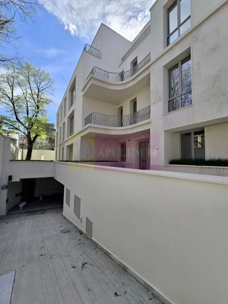 2 Camere Premium | Cartierul Armenesc | Imobil Boutique | Sector 2 - Situat într-un imobil boutique premium, intr-una din cele mai apreciate și discrete zone centrale ale Bucureștiului, în Cartierul Armenesc, acest apartament oferă un tip de proprietate rar întâlnit pe piață: eleganta, liniștita si pozitionata la câteva minute de mers pe jos de Piața Rosetti, Universitate și Grădina Icoanei. 
Compartimentarea este echilibrată și eficientă, cu spații luminoase și bine proporționate, potrivite atât pentru locuinta personală, cât și pentru o investiție premium pe termen lung.

Imobilul oferă exact ceea ce devine tot mai greu de găsit în zona centrală: intimitate și un standard ridicat al vecinătății.
Proprietatea se adresează unui profil de cumpărător care apreciază calitatea construcției, poziționarea și valoarea unei adrese care își păstrează atractivitatea în timp.

Avantaje:

Imobil boutique premium; constructie finalizata in 2024. Situatie juridica clara; toate actele pregatite pentru vanzare;
locație excelentă în Cartierul Armenesc;
83 mp utili, 96 mp construiti, decomandat; parter/3
acces rapid către centrul orașului;
comunitate selectă;
atmosferă liniștită și discretă;
proprietate potrivită atât pentru locuire, cât și pentru investiție;
acces facil către restaurante, cafenele, zone culturale și puncte de interes central.

Preț: 395.000 € + TVA
2 locuri de parcare per apartament in parcare subterana. Pretul unui loc de parcare - 32.000 euro + TVA

Pentru detalii suplimentare și programarea unei vizionări, contactati-ma.

Arhitectura proiectului boutique Licurg 2 Prime Residence încorporează elemente de design specifice zonei, evidențiindu-se prin fațade elegante și detalii de piatră atent lucrate, ce se integrează armonios în peisajul local. Materialele, culorile și texturile sunt alese pentru a menține un aspect estetic în armonie cu stilul arhitectural tradițional al zonei.

Proiectul include o selecție diversă de apartamente cu 3 și 4 camere , caracterizate prin ferestre ample si terase spatioase.
EXTERIOR:

Rame din aluminiu:

Barieră termică ALIPLAST, culoare bej RAL 7044
Fixare mecanică pe cadru de oțel 30 x 30 mm
Geamuri triple:

Compoziție generală: Sticlă 6 mm 4S, distanțier 16 mm WE, sticlă float 4 mm, sticlă low E 6 mm
Parter spre stradă: Sticlă temperată KN 166 ESG 6 mm, distanțier 16 mm WE, sticlă float 4 mm, sticlă laminată low E 4.4.1 mm
Valoare U totală: 1,05 pentru rame și ferestre din aluminiu
PEISAGISTICĂ:

Design exterior:

Alee de intrare cu plăci ceramice
Drum de acces la subsol asfaltat
Mobilier urban pe platforme de beton, cu zone de flori integrate
Spații verzi:

Pe plăci de beton: Ghivece de plante (adâncime 50-70 cm), arbuști și gazon la rampa de intrare
Pe sol natural: Plantații de arbori și arbuști, gazon, pentru uz exclusiv apartamentelor 1 și 2
INTERIOR:

Pereți cu vopsea multistrat:

Trei straturi de vopsea albă lavabilă pe plăci de gips tencuite
Bază din bloc ceramic de 30 cm grosime