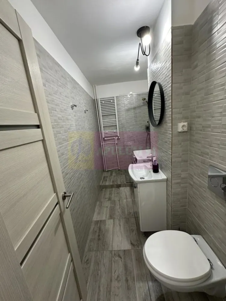 Apartament 1 camera mall Vitan, Nerva Traian, Decebal - Gentia Imobiliara Apulum 94
Vinde apartament cu 1 camera . 
Este situat la etajul 6 din 8 .
Blocul este în renovare .
Lift nou .
Se vinde mobilat .