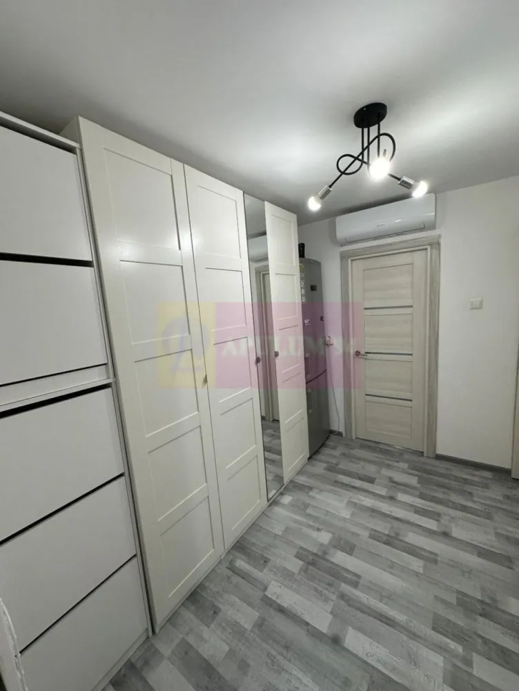 Apartament 1 camera mall Vitan, Nerva Traian, Decebal - Gentia Imobiliara Apulum 94
Vinde apartament cu 1 camera . 
Este situat la etajul 6 din 8 .
Blocul este în renovare .
Lift nou .
Se vinde mobilat .