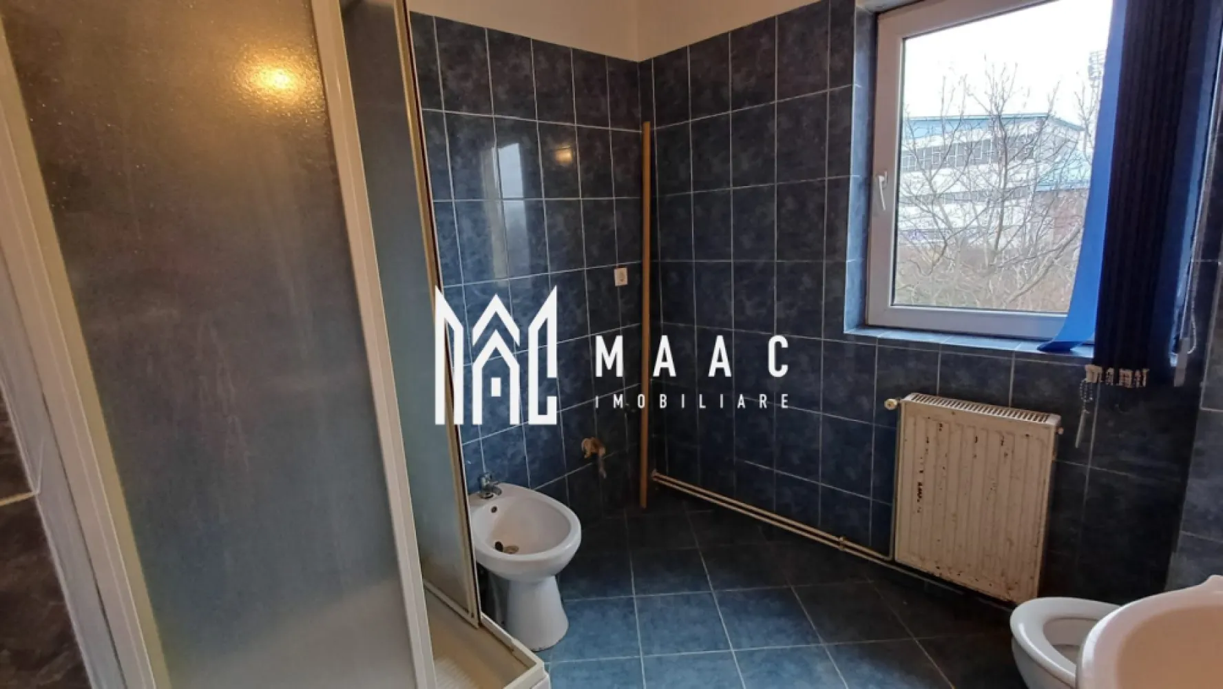 Apartament 3 camere | Etaj 1 | 67MPU | 3 Stejari - MAAC Imobiliare oferă spre închiriere un apartament cu 3 camere, situat la etajul 1 al unui imobil îngrijit. Apartamentul are o suprafață utilă de 67 mp, este partial mobilat și dispune de: balcon generos, bucătărie cu ieșire pe balcon, si baie spațioasă. Locație excelentă, aproape de stațiile de autobuz, magazine și alte facilități urbane. Ideal pentru cei care își doresc o locuință luminoasă, într-o zonă liniștită și bine conectată. Conditii de inchiriere: Se percepe garantie in coantumul unei chirii lunare. Nu sunt acceptate animale si straini. Pentru mai multe detalii sau programarea unei vizionari contactati Maac Imobiliare, specificand ID: 2798828 }}