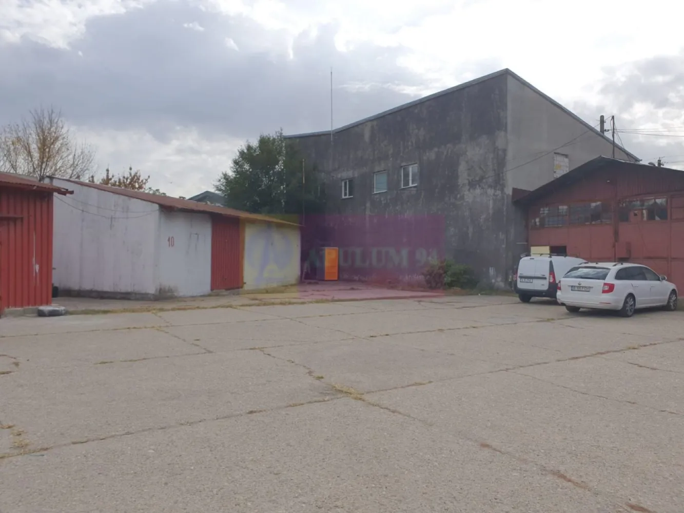 Hala 60 mp, Sector 5, Viilor | Ideal depozitare, ateliere - Hală open-space de 60mp, ideală pentru activități de depozitare, situată în zona Viilor – cu acces rapid către centrul Bucureștiului și principalele artere de tranzit. Disponibila pentru inchirere de la 1 iunie 2026. 

-Curent trifazic disponibil

- Curte comună securizată, păzită 24/7

- Acces facil pentru aprovizionare și livrări

Parcarea se foloseste exclusiv pentru încărcare-descărcare, în curtea interioară de aproximativ 3.000 mp. Nu este permisa parcarea pe termen lung in curte, ci doar pentru stationare termen scurt.

În incintă există și alte spații de producție și depozitare

Nu se acceptă activități de tip: service auto, spălătorie, detailing, sau orice activitate de reparații auto.
În spațiu nu este disponibilă alimentarea cu apă. Spatiul nu este incalzit.

Chirie lunară: 499 EURO. Nu se percepe TVA.
Condiții: 1 lună chirie + 1 lună garanție
Contract minim: 12 luni
Proprietar: persoană juridică