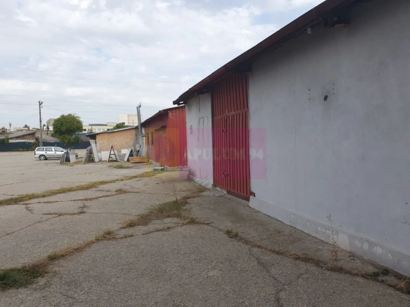 Hala 60 mp, Sector 5, Viilor | Ideal depozitare, ateliere - Hală open-space de 60mp, ideală pentru activități de depozitare, situată în zona Viilor – cu acces rapid către centrul Bucureștiului și principalele artere de tranzit. Disponibila pentru inchirere de la 1 iunie 2026. 

-Curent trifazic disponibil

- Curte comună securizată, păzită 24/7

- Acces facil pentru aprovizionare și livrări

Parcarea se foloseste exclusiv pentru încărcare-descărcare, în curtea interioară de aproximativ 3.000 mp. Nu este permisa parcarea pe termen lung in curte, ci doar pentru stationare termen scurt.

În incintă există și alte spații de producție și depozitare

Nu se acceptă activități de tip: service auto, spălătorie, detailing, sau orice activitate de reparații auto.
În spațiu nu este disponibilă alimentarea cu apă. Spatiul nu este incalzit.

Chirie lunară: 499 EURO. Nu se percepe TVA.
Condiții: 1 lună chirie + 1 lună garanție
Contract minim: 12 luni
Proprietar: persoană juridică