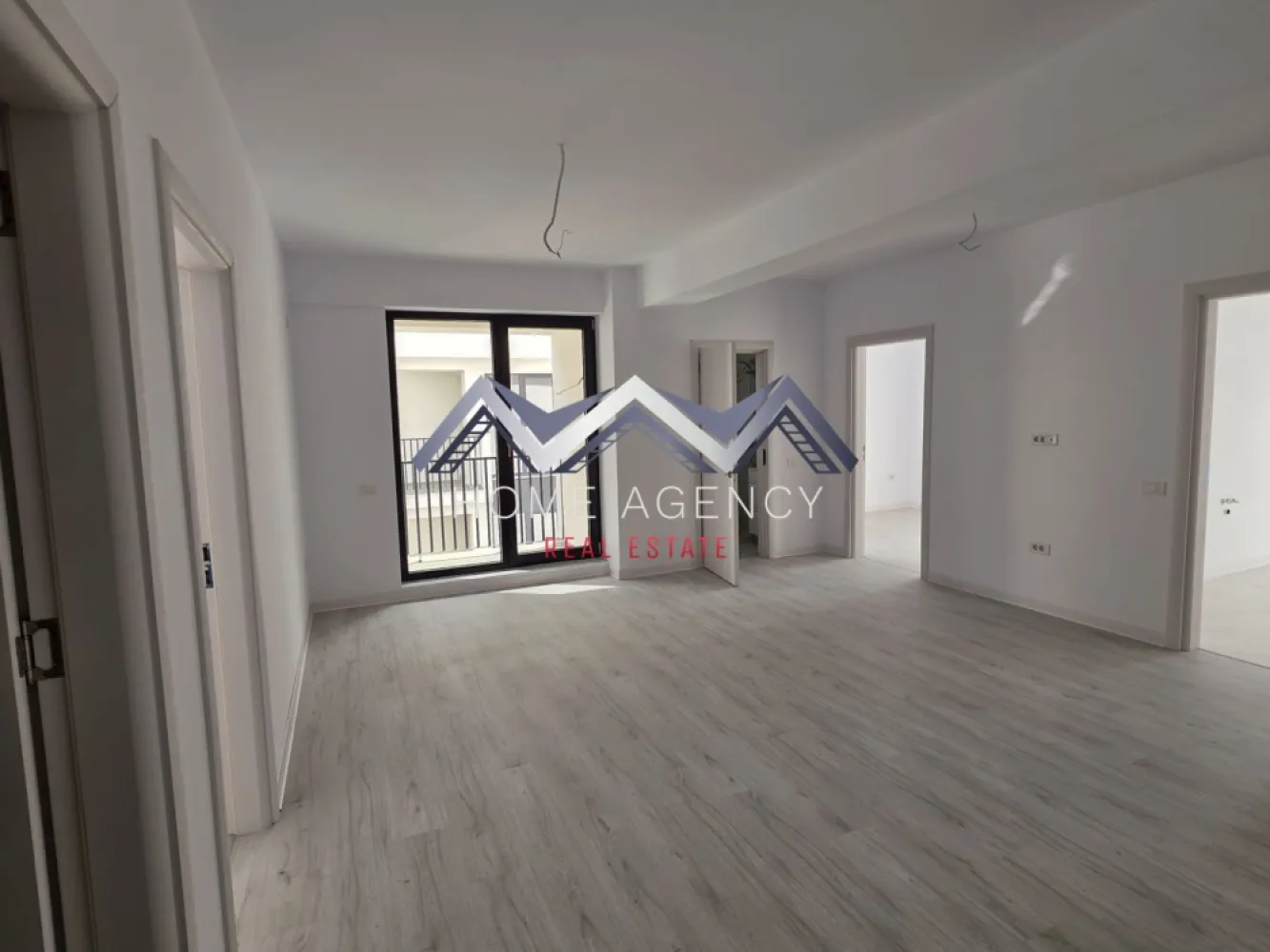 Apartament 3 camere Otopeni central - Vă propunem, spre vânzare, un apartament cu 3 camere, situat într-un ansamblu rezidențial nou, complet finalizat, poziționat central în Otopeni.

Preț final: 169.000 euro (negociabil) TVA inclus și un loc de parcare subteran | comision 0

Locuința se remarcă prin amplasarea ideală, oferind acces pietonal rapid către toate punctele de interes: școală și grădiniță la 10 minute de mers pe jos, piață, magazine, restaurante, bănci, precum și viitoarea stație de metrou. De asemenea, conexiunea către DN1 este facilă, iar deplasarea cu mașina către Aeroport, Centură sau zona Pipera se face rapid și ușor.

Apartamentul dispune de o compartimentare practică și bine gândită, fiind alcătuit din două dormitoare, dintre care unul beneficiază de balcon propriu, iar cel de-al doilea are acces către un balcon comun, cu ieșire și din zona de living. Zona de zi este generoasă și versatilă, permițând multiple variante de amenajare și oferind spații de depozitare bine integrate.

Locuința include două băi moderne, ambele echipate cu duș tip walk-in, cu posibilitatea de a se monta cadă într-una dintre ele, în funcție de preferințe. Bucătăria este închisă, oferind un plus de confort și funcționalitate.

Apartamentul beneficiază, de asemenea, de un loc de parcare subteran inclus, un avantaj important care asigură confort sporit, protecție pentru autoturism și eliminarea stresului legat de găsirea unui loc de parcare.

Imobilul este racordat la toate utilitățile publice și dispune de centrală termică proprie și încălzire în pardoseală, oferind un nivel ridicat de confort pe tot parcursul anului.

O alegere ideală atât pentru locuit, cât și pentru investiție, datorită poziției excelente și accesibilității ridicate.

Programează acum o vizionare!