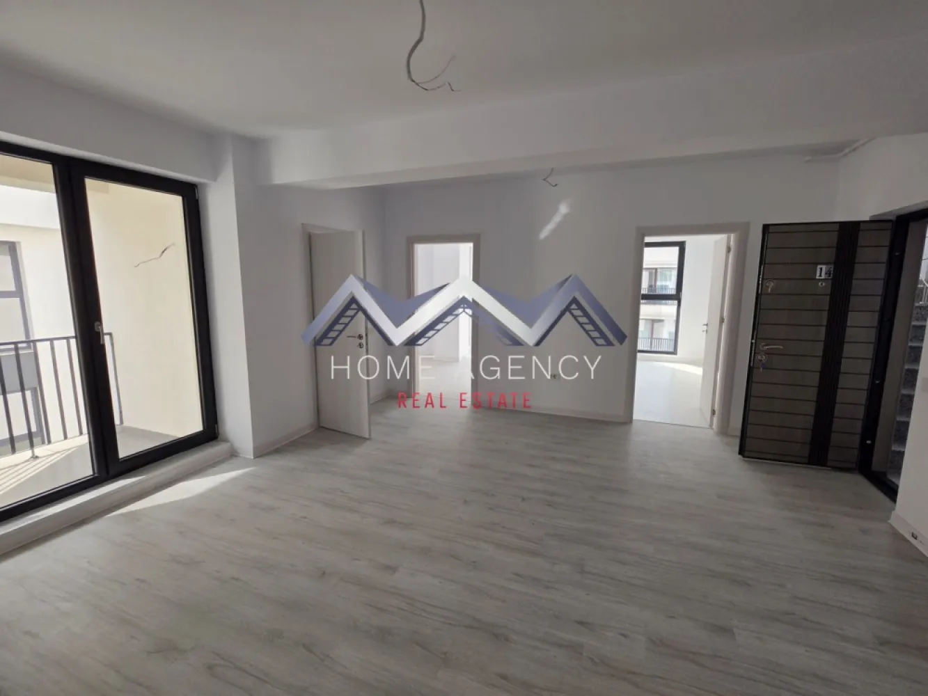 Apartament 3 camere Otopeni central - Vă propunem, spre vânzare, un apartament cu 3 camere, situat într-un ansamblu rezidențial nou, complet finalizat, poziționat central în Otopeni.

Preț final: 169.000 euro (negociabil) TVA inclus și un loc de parcare subteran | comision 0

Locuința se remarcă prin amplasarea ideală, oferind acces pietonal rapid către toate punctele de interes: școală și grădiniță la 10 minute de mers pe jos, piață, magazine, restaurante, bănci, precum și viitoarea stație de metrou. De asemenea, conexiunea către DN1 este facilă, iar deplasarea cu mașina către Aeroport, Centură sau zona Pipera se face rapid și ușor.

Apartamentul dispune de o compartimentare practică și bine gândită, fiind alcătuit din două dormitoare, dintre care unul beneficiază de balcon propriu, iar cel de-al doilea are acces către un balcon comun, cu ieșire și din zona de living. Zona de zi este generoasă și versatilă, permițând multiple variante de amenajare și oferind spații de depozitare bine integrate.

Locuința include două băi moderne, ambele echipate cu duș tip walk-in, cu posibilitatea de a se monta cadă într-una dintre ele, în funcție de preferințe. Bucătăria este închisă, oferind un plus de confort și funcționalitate.

Apartamentul beneficiază, de asemenea, de un loc de parcare subteran inclus, un avantaj important care asigură confort sporit, protecție pentru autoturism și eliminarea stresului legat de găsirea unui loc de parcare.

Imobilul este racordat la toate utilitățile publice și dispune de centrală termică proprie și încălzire în pardoseală, oferind un nivel ridicat de confort pe tot parcursul anului.

O alegere ideală atât pentru locuit, cât și pentru investiție, datorită poziției excelente și accesibilității ridicate.

Programează acum o vizionare!