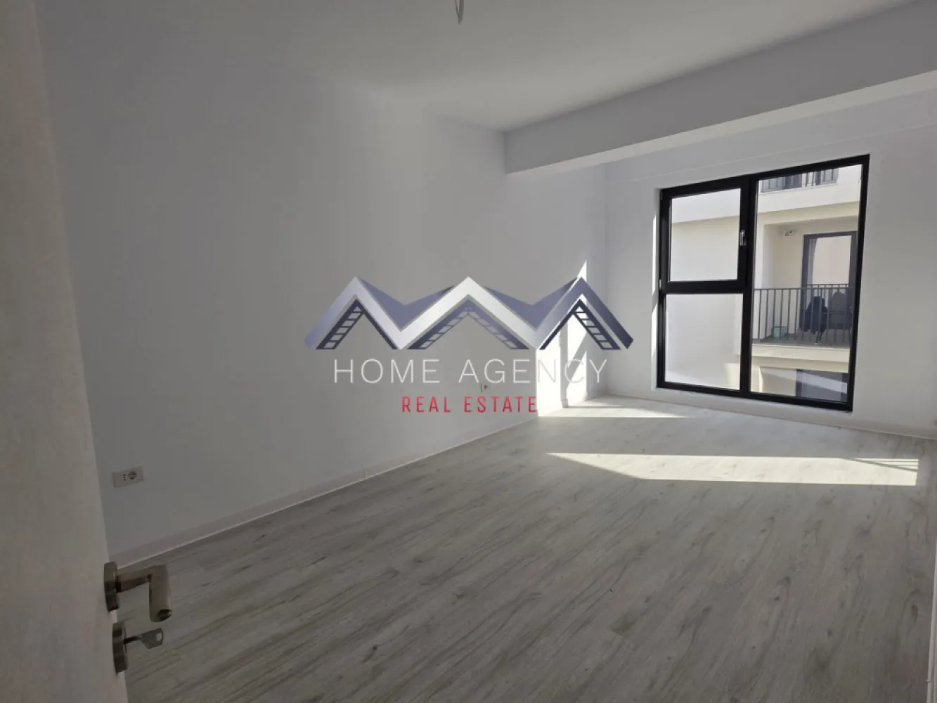 Apartament 3 camere Otopeni central - Vă propunem, spre vânzare, un apartament cu 3 camere, situat într-un ansamblu rezidențial nou, complet finalizat, poziționat central în Otopeni.

Preț final: 169.000 euro (negociabil) TVA inclus și un loc de parcare subteran | comision 0

Locuința se remarcă prin amplasarea ideală, oferind acces pietonal rapid către toate punctele de interes: școală și grădiniță la 10 minute de mers pe jos, piață, magazine, restaurante, bănci, precum și viitoarea stație de metrou. De asemenea, conexiunea către DN1 este facilă, iar deplasarea cu mașina către Aeroport, Centură sau zona Pipera se face rapid și ușor.

Apartamentul dispune de o compartimentare practică și bine gândită, fiind alcătuit din două dormitoare, dintre care unul beneficiază de balcon propriu, iar cel de-al doilea are acces către un balcon comun, cu ieșire și din zona de living. Zona de zi este generoasă și versatilă, permițând multiple variante de amenajare și oferind spații de depozitare bine integrate.

Locuința include două băi moderne, ambele echipate cu duș tip walk-in, cu posibilitatea de a se monta cadă într-una dintre ele, în funcție de preferințe. Bucătăria este închisă, oferind un plus de confort și funcționalitate.

Apartamentul beneficiază, de asemenea, de un loc de parcare subteran inclus, un avantaj important care asigură confort sporit, protecție pentru autoturism și eliminarea stresului legat de găsirea unui loc de parcare.

Imobilul este racordat la toate utilitățile publice și dispune de centrală termică proprie și încălzire în pardoseală, oferind un nivel ridicat de confort pe tot parcursul anului.

O alegere ideală atât pentru locuit, cât și pentru investiție, datorită poziției excelente și accesibilității ridicate.

Programează acum o vizionare!