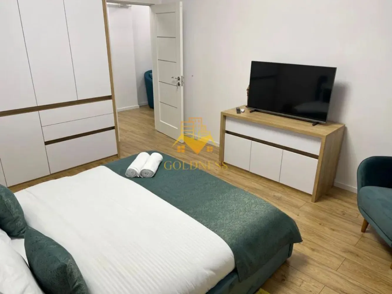 2 camere, decomandate, modern,bloc nou,garaj,Marasti, Junior Residence - GOLDNESS Imobiliare vă propune spre închiriere un apartament cu 2 camere open-space complet mobilat și utilat, la etajul 1 într-un imobil de 6 etaje, în Cartierul Iris, Zona Sobarilor. - Junior Residence.
Dispune de loc de parcare subterana.
Se află în apropierea stațiilor de transport în comun, magazine, restaurante, spații verzi, farmacii, etc. 

Apartamentul este compartimentat astfel:
 - dormitor cu pat matrimonial, dressing, noptiere
 - dormitor cu canapea extensibila, masuta pentru cafea, spatiu pentru depozitare, TV
 - bucatarie complet mobilata, utilata, loc de luat masa
 - baie cu dus walk-in, calorifer port prosop și dulap pentru depozitare.
 - balcon deschis de 6 mp.

Imobilul este dotat cu toate cele necesare- centrală proprie, frigider, aragaz, hotă, mașină de spălat haine, aer conditionat, etc. 

Dacă sunteți interesați de acest apartament și doriți să îl vizionați, dar și pentru alte oferte nu ezitați să ne contactați telefonic sau prin e-mail. Vă stăm la dispoziție!
Pentru intermediere se percepe un comision de 50% din prețul chiriei!