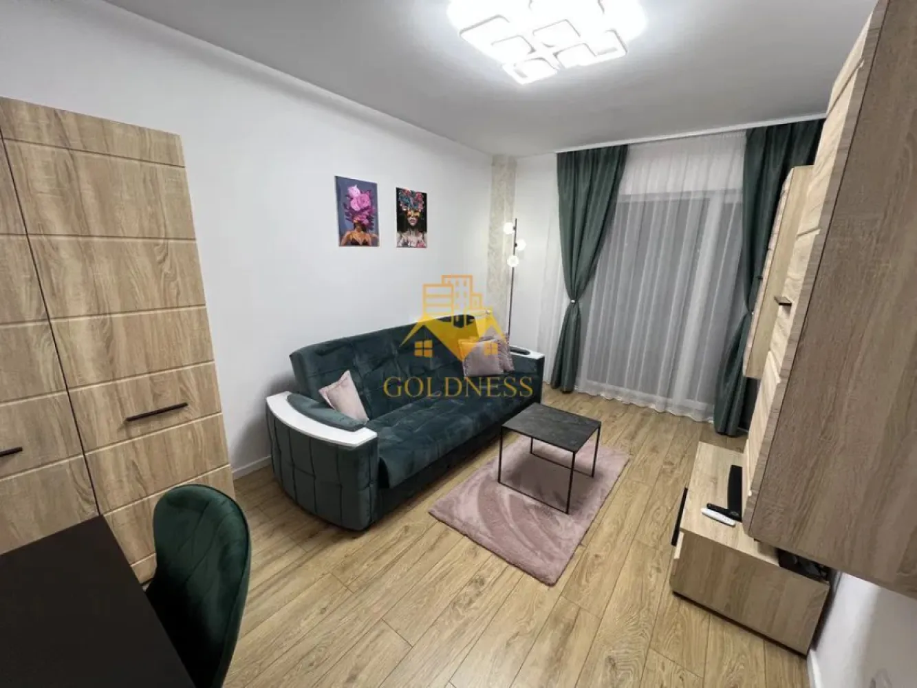 2 camere, decomandate, modern,bloc nou,garaj,Marasti, Junior Residence - GOLDNESS Imobiliare vă propune spre închiriere un apartament cu 2 camere open-space complet mobilat și utilat, la etajul 1 într-un imobil de 6 etaje, în Cartierul Iris, Zona Sobarilor. - Junior Residence.
Dispune de loc de parcare subterana.
Se află în apropierea stațiilor de transport în comun, magazine, restaurante, spații verzi, farmacii, etc. 

Apartamentul este compartimentat astfel:
 - dormitor cu pat matrimonial, dressing, noptiere
 - dormitor cu canapea extensibila, masuta pentru cafea, spatiu pentru depozitare, TV
 - bucatarie complet mobilata, utilata, loc de luat masa
 - baie cu dus walk-in, calorifer port prosop și dulap pentru depozitare.
 - balcon deschis de 6 mp.

Imobilul este dotat cu toate cele necesare- centrală proprie, frigider, aragaz, hotă, mașină de spălat haine, aer conditionat, etc. 

Dacă sunteți interesați de acest apartament și doriți să îl vizionați, dar și pentru alte oferte nu ezitați să ne contactați telefonic sau prin e-mail. Vă stăm la dispoziție!
Pentru intermediere se percepe un comision de 50% din prețul chiriei!