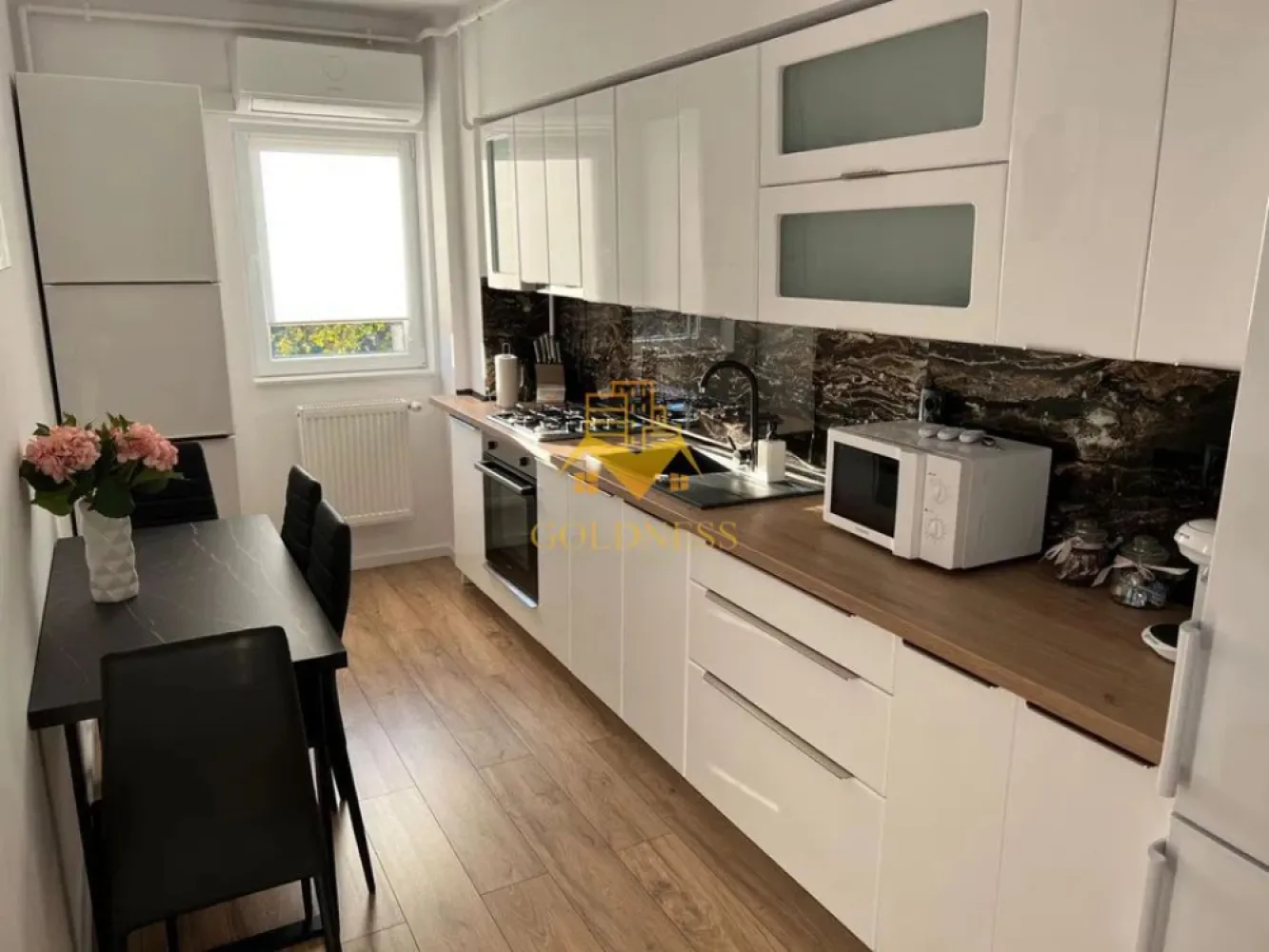 2 camere, decomandate, modern,bloc nou,garaj,Marasti, Junior Residence - GOLDNESS Imobiliare vă propune spre închiriere un apartament cu 2 camere open-space complet mobilat și utilat, la etajul 1 într-un imobil de 6 etaje, în Cartierul Iris, Zona Sobarilor. - Junior Residence.
Dispune de loc de parcare subterana.
Se află în apropierea stațiilor de transport în comun, magazine, restaurante, spații verzi, farmacii, etc. 

Apartamentul este compartimentat astfel:
 - dormitor cu pat matrimonial, dressing, noptiere
 - dormitor cu canapea extensibila, masuta pentru cafea, spatiu pentru depozitare, TV
 - bucatarie complet mobilata, utilata, loc de luat masa
 - baie cu dus walk-in, calorifer port prosop și dulap pentru depozitare.
 - balcon deschis de 6 mp.

Imobilul este dotat cu toate cele necesare- centrală proprie, frigider, aragaz, hotă, mașină de spălat haine, aer conditionat, etc. 

Dacă sunteți interesați de acest apartament și doriți să îl vizionați, dar și pentru alte oferte nu ezitați să ne contactați telefonic sau prin e-mail. Vă stăm la dispoziție!
Pentru intermediere se percepe un comision de 50% din prețul chiriei!