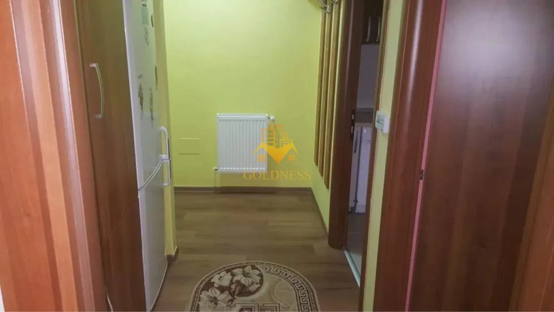 1 camera, mobilat modern, parcare, terasa, Junior Residence, Marasti - GOLDNESS Imobiliare vă propune spre închiriere un apartament cu 1 camera complet mobilat și utilat, la Parter într-un imobil de 5 etaje, în cartierul, Cartierul Marasti . Apartamentul este compartimentat astfel:
 - dormitor cu pat, dulap pentru hainte, 
 - bucatarie mobilata, utilata cu loc de servit masa, TV
 - bucatarie complet mobilata, utilata, loc de luat masa
 - baie cu vana, calorifer port prosop inox și dulap pentru depozitare.
 - terasa de 6 mp.

Imobilul este dotat cu toate cele necesare- centrală proprie - calorifere, mașină de spălat haine, frigider, aragaz, hotă, TVetc. 
Se află în apropierea stațiilor de transport în comun spre orice parte din oras (bus/ troleibuz) , magazine, restaurante, spații verzi, farmacii, etc. 
Dispune de loc de parcare!

Dacă sunteți interesați de acest apartament și doriți să îl vizionați, dar și pentru alte oferte sau detalii nu ezitați să ne contactați telefonic sau prin e-mail - goldnessimobiliare@gmail.com. Vă stăm la dispoziție!