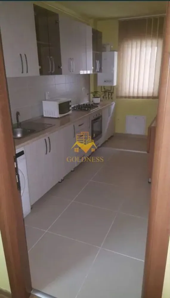 1 camera, mobilat modern, parcare, terasa, Junior Residence, Marasti - GOLDNESS Imobiliare vă propune spre închiriere un apartament cu 1 camera complet mobilat și utilat, la Parter într-un imobil de 5 etaje, în cartierul, Cartierul Marasti . Apartamentul este compartimentat astfel:
 - dormitor cu pat, dulap pentru hainte, 
 - bucatarie mobilata, utilata cu loc de servit masa, TV
 - bucatarie complet mobilata, utilata, loc de luat masa
 - baie cu vana, calorifer port prosop inox și dulap pentru depozitare.
 - terasa de 6 mp.

Imobilul este dotat cu toate cele necesare- centrală proprie - calorifere, mașină de spălat haine, frigider, aragaz, hotă, TVetc. 
Se află în apropierea stațiilor de transport în comun spre orice parte din oras (bus/ troleibuz) , magazine, restaurante, spații verzi, farmacii, etc. 
Dispune de loc de parcare!

Dacă sunteți interesați de acest apartament și doriți să îl vizionați, dar și pentru alte oferte sau detalii nu ezitați să ne contactați telefonic sau prin e-mail - goldnessimobiliare@gmail.com. Vă stăm la dispoziție!