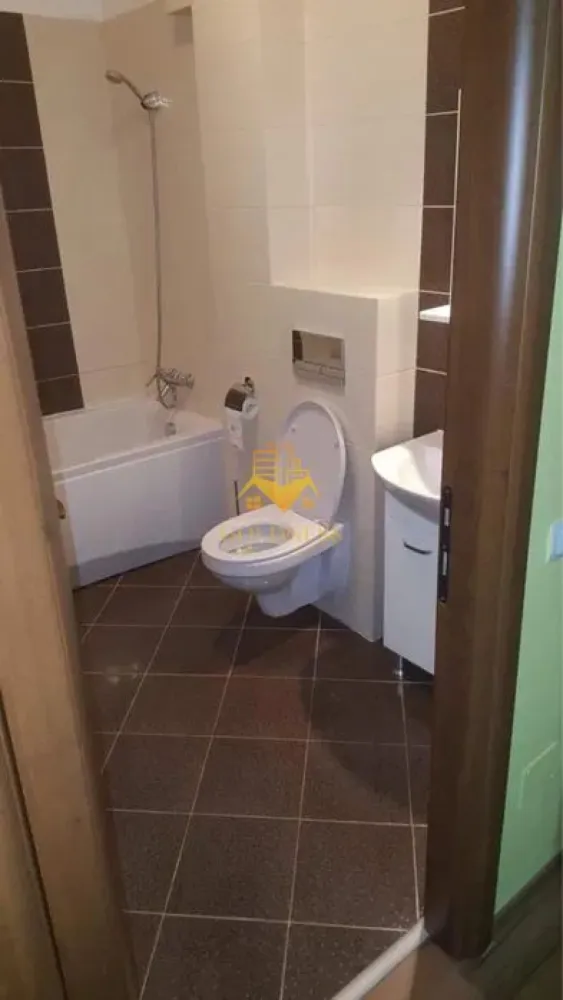 1 camera, mobilat modern, parcare, terasa, Junior Residence, Marasti - GOLDNESS Imobiliare vă propune spre închiriere un apartament cu 1 camera complet mobilat și utilat, la Parter într-un imobil de 5 etaje, în cartierul, Cartierul Marasti . Apartamentul este compartimentat astfel:
 - dormitor cu pat, dulap pentru hainte, 
 - bucatarie mobilata, utilata cu loc de servit masa, TV
 - bucatarie complet mobilata, utilata, loc de luat masa
 - baie cu vana, calorifer port prosop inox și dulap pentru depozitare.
 - terasa de 6 mp.

Imobilul este dotat cu toate cele necesare- centrală proprie - calorifere, mașină de spălat haine, frigider, aragaz, hotă, TVetc. 
Se află în apropierea stațiilor de transport în comun spre orice parte din oras (bus/ troleibuz) , magazine, restaurante, spații verzi, farmacii, etc. 
Dispune de loc de parcare!

Dacă sunteți interesați de acest apartament și doriți să îl vizionați, dar și pentru alte oferte sau detalii nu ezitați să ne contactați telefonic sau prin e-mail - goldnessimobiliare@gmail.com. Vă stăm la dispoziție!