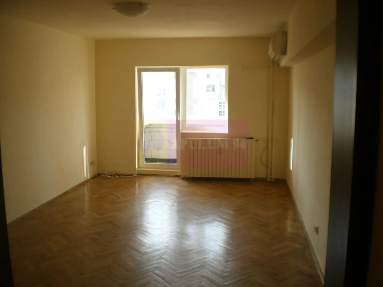 Apartament 3 camere pe bd Decebal - Va oferim spre vanzare apartament de 3 camere pe bd Decebal stradal, la etajul 4/8, cu vederea la bulevard si pe spate, cu 2 grupuri sanitare. 
Pentru detalii si vizionari contactati agentul Dona Camelia 0733683461