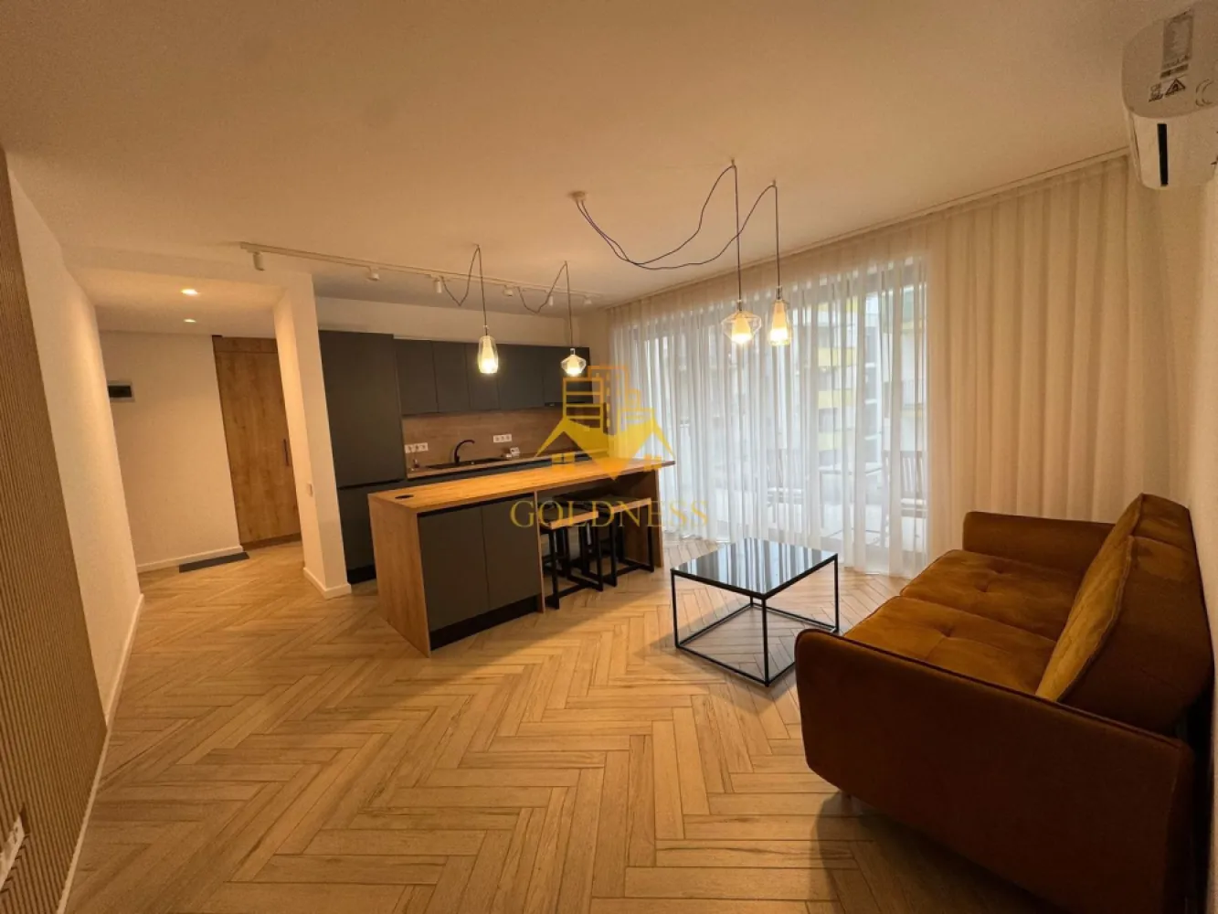 2 camere open space, Premium, Parcare, Zona Piata Abator, Marasti - GOLDNESS Imobiliare vă propune spre închiriere un apartament cu 2 camere complet mobilat și utilat, la etajul 3 într-un imobil de 4 etaje, în Cartierul .
Dispune de loc de parcare subterana!
Se află în apropierea stațiilor de transport în comun, magazine, restaurante, spații verzi, farmacii, etc. 

Apartamentul este compartimentat astfel:
 - dormitor cu pat matrimonial, dressing, noptiere
 - living cu bucatarie open space complet utilată și mobilată, canapea extensibilă, loc de servit masa 
 - baie cu dus walk-in, calorifer port prosop și dulap pentru depozitare.
 - 2 balcoane 10 mp.

Imobilul este dotat cu toate cele necesare- centrală proprie, frigider, aragaz, hotă, mașină de spălat haine si haine, televizor, etc. 

Dacă sunteți interesați de acest apartament și doriți să îl vizionați, dar și pentru alte oferte nu ezitați să ne contactați telefonic sau prin e-mail. Vă stăm la dispoziție!
Pentru intermediere se percepe un comision de 50% din prețul chiriei!