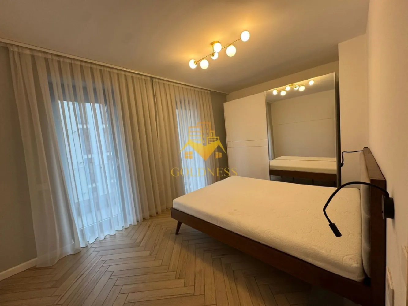 2 camere open space, Premium, Parcare, Zona Piata Abator, Marasti - GOLDNESS Imobiliare vă propune spre închiriere un apartament cu 2 camere complet mobilat și utilat, la etajul 3 într-un imobil de 4 etaje, în Cartierul .
Dispune de loc de parcare subterana!
Se află în apropierea stațiilor de transport în comun, magazine, restaurante, spații verzi, farmacii, etc. 

Apartamentul este compartimentat astfel:
 - dormitor cu pat matrimonial, dressing, noptiere
 - living cu bucatarie open space complet utilată și mobilată, canapea extensibilă, loc de servit masa 
 - baie cu dus walk-in, calorifer port prosop și dulap pentru depozitare.
 - 2 balcoane 10 mp.

Imobilul este dotat cu toate cele necesare- centrală proprie, frigider, aragaz, hotă, mașină de spălat haine si haine, televizor, etc. 

Dacă sunteți interesați de acest apartament și doriți să îl vizionați, dar și pentru alte oferte nu ezitați să ne contactați telefonic sau prin e-mail. Vă stăm la dispoziție!
Pentru intermediere se percepe un comision de 50% din prețul chiriei!