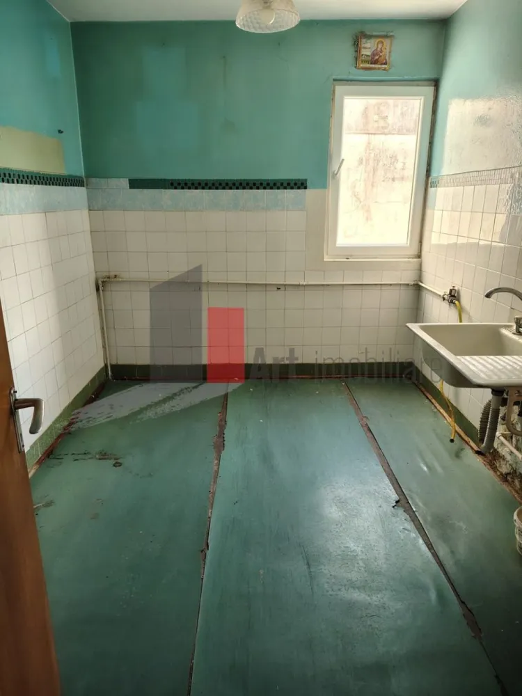 2 camere Drumul Taberei - Va prezentam un apartament situat in cartierul Dr Taberei la aproximativ 6 min de Auchan, tramvai 41 și parc Moghioroș.

Apartamentul are 2 camere, este Cf.1/ circular, fără îmbunătățiri, 2 lifturi, fară probleme cu terasa, et 10.

În apropiere se afla: școală, grădinită piață și metrou. Toate actele pregătite de vânzare.

Pentru informatii sau vizionare va stam la dispozitie: 0720-622.788