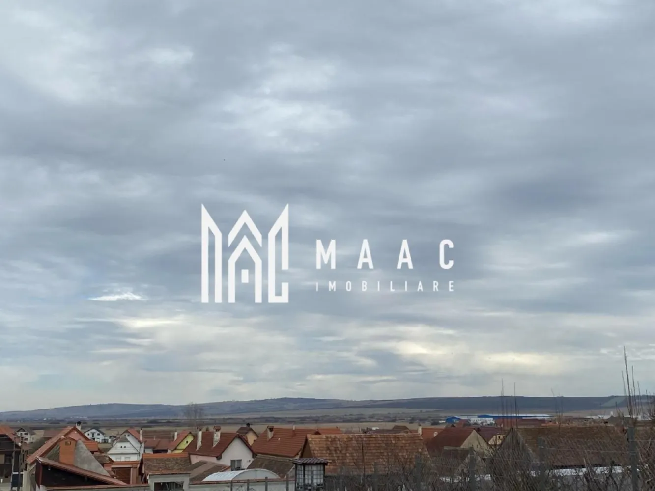 Casă Tip Duplex | 4 Camere | 2 Balcoane | Terasă | Șura Mică - Maac Imobiliare prezintă spre vânzare o vilă tip duplex, situată într-o zonă liniștită din Șura Mică, cu acces facil către Sibiu și în imediata apropiere a punctelor de interes.

Caracteristici generale:

Regim de înălțime: P+E+Pod
Suprafață utilă: 120 mp
Suprafață construită: 150 mp
Amprentă la sol: 70 mp
Suprafață teren: 120 mp
Suprafață curte liberă: 120 mp
An construcție: 2024
Stadiu: Finalizată, predare la alb
 Compartimentare:
 Parter: Living spațios, bucătărie închisă, baie, terasă generoasă
 Etaj: 3 dormitoare, baie, 2 balcoane
 Pod: Disponibil pe toată suprafața casei

 Dotări și beneficii:

Încălzire prin pardoseală la parter și calorifere la etaj
Centrală termică pe gaz
Geamuri termopan de înaltă calitate
Perete dublu, izolat între case
Acoperiș din țiglă
Loc de parcare inclus în preț
Curte cu acces auto

Pentru mai multe detalii precizati telefonic ca ati vazut anuntul ID: CP2396186