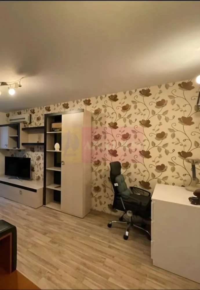 Garsoniera spatioasa si mobilata, Mall Vitan, Nerva Traian - Agentia Iobiliara Apulum 94
Va ofera spre vânzare garsonieră spațioasă și luminoasă, situată într-o zonă excelentă și liniștită din Vitan, 

​Garsoniera se află la etajul 4 din 8 și are o suprafață utilă totală de 39.7 mp, fiind ideală atât pentru locuit, cât și ca investiție excelentă pentru închiriere.

​ Avantajele majore ale blocului și ale locuinței:

An construcție bloc: 1989

​Bloc complet reabilitat termic exterior în 2026 – asigură confort termic sporit și costuri minime la întreținere.
​Interiorul blocului renovat integral recent, oferind un aspect curat, modern și civilizat.

​Lifturi noi, moderne, schimbate în totalitate anul acesta.

​Tâmplărie PVC cu geamuri TRIPAN (3 rânduri de sticlă) montate recent pe tot apartamentul, oferind o izolare fonică și termică de top.

​Balcon închis și complet renovat, finisat modern cu parchet din PVC (rezistent și estetic).

​ Localizare și facilități în zonă:

​Poziționarea oferă acces rapid către toate punctele de interes din zona Vitan / București Mall:
​Mijloace de transport în comun în imediata apropiere:

​Brutarie, supermarketuri, farmacii, școli și grădinițe în proximitate.

​Zonă verde, ferită de zgomotul arterelor principale, dar extrem de accesibilă.

​Detalii tehnice suplimentare:

​Suprafață: 39.7 mp
Compartimentare: Decomandat
​Etaj: 4 / 8