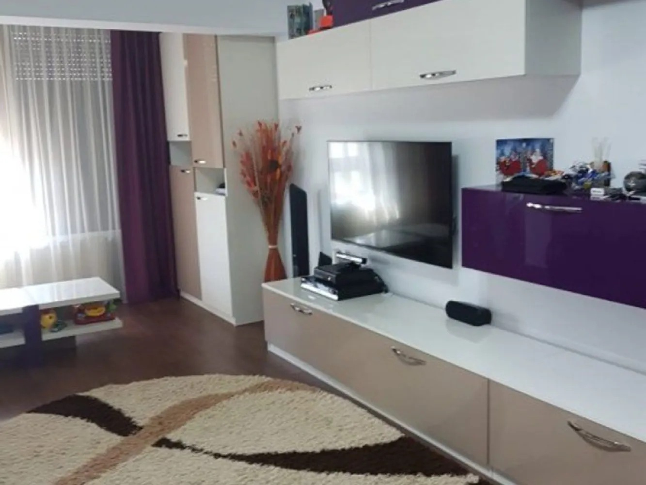 Apartament cu doua camere, mobilat si utilat - Str Tecuci, T-uri - Agentia imobiliara Mag Invest intermediaza inchirierea unui apartament spatios 70 mp - 2 camere decomandate, situat intr-un cartier nou construit, zona buna cu toate facilitatile la indemana. 

Imobilul a fost dat in folosinta in 2010, este prevazut cu lift, uscator pe palier, este mobilat si utilat complet (mobilier modern, TV, 2 AC, centrala termica, cuptor cu microunde, plita, cuptor electric, hota, frigider, masina de spalat rufe, etc)

Se solicita o chirie 550 euro si o garantie, se inchiriaza de preferinta pe termen lung.
Comisionul agentiei este de 70 % din prima lun ade chirie