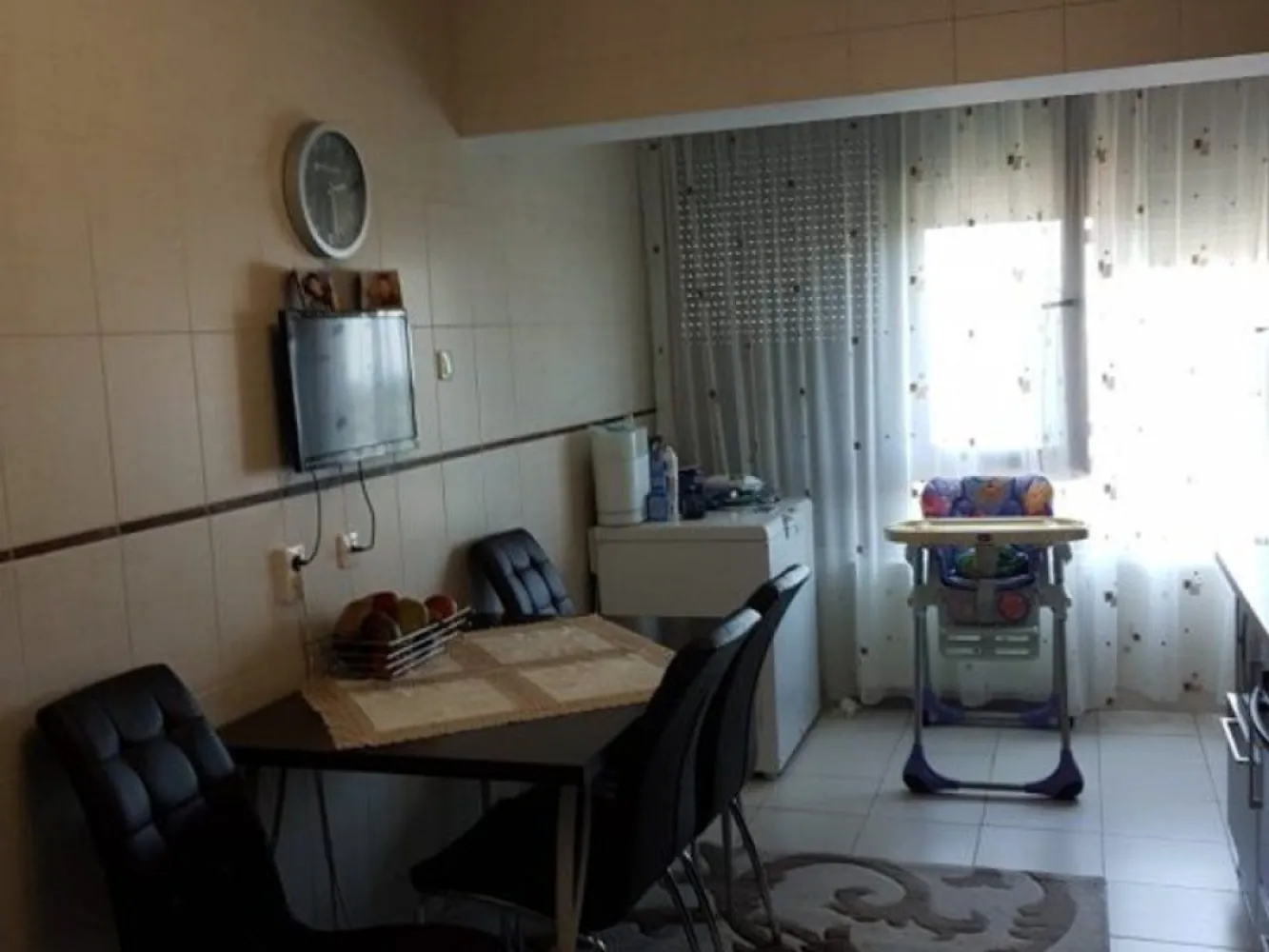 Apartament cu doua camere, mobilat si utilat - Str Tecuci, T-uri - Agentia imobiliara Mag Invest intermediaza inchirierea unui apartament spatios 70 mp - 2 camere decomandate, situat intr-un cartier nou construit, zona buna cu toate facilitatile la indemana. 

Imobilul a fost dat in folosinta in 2010, este prevazut cu lift, uscator pe palier, este mobilat si utilat complet (mobilier modern, TV, 2 AC, centrala termica, cuptor cu microunde, plita, cuptor electric, hota, frigider, masina de spalat rufe, etc)

Se solicita o chirie 550 euro si o garantie, se inchiriaza de preferinta pe termen lung.
Comisionul agentiei este de 70 % din prima lun ade chirie