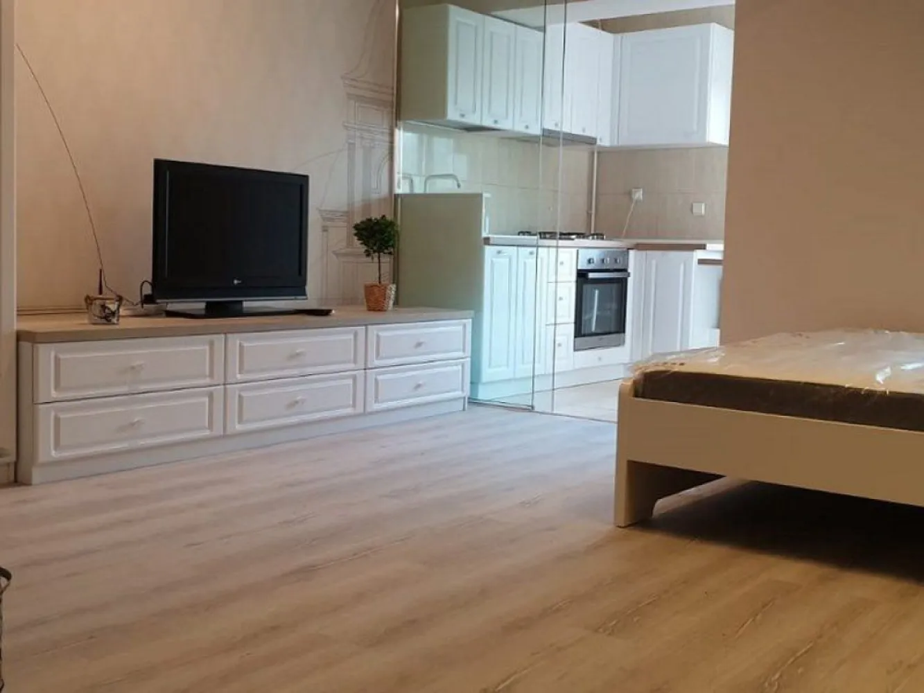 Apartament 1 cameră de închiriat – Complex Privilege, Kaufland - Agentia imobiliară Mag Invest vă propune spre închiriere, în exclusivitate, un apartament cu 1 cameră, situat în complexul rezidențial Privilege, într-o zonă foarte căutată și ușor accesibilă, în apropiere de Parcul Cloșca, Kaufland, McDonald’s și Spitalul de Copii.

Imobilul este amplasat într-un bloc dat în folosință în 2010 și are o suprafață de 40 mp, fiind compartimentat eficient: cameră spațioasă, bucătărie separată, baie și balcon.

Apartamentul beneficiază de următoarele dotări: Centrală termică proprie, aer condiționat, TV, masina de spalat, hota, aragaz, mobilier modern
Finisaje de calitate: gresie, faianță, parchet laminat

Zona este liniștită, sigură și oferă acces rapid către puncte de interes, mijloace de transport și zone comerciale.
Disponibil începând cu data de 01.01.2026

Preț chirie: 380 euro/lună
Garanție (returnabilă): 380 euro
Comision agenție: 70% din prima lună de chirie

Pentru detalii și programări vizionări: --- Liliana Ene – 0746 252 252 --- Agenția imobiliară Mag Invest