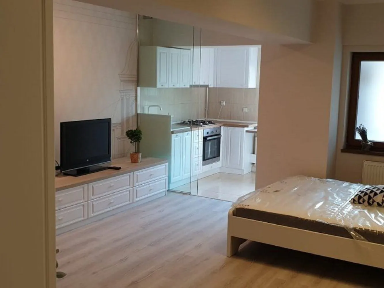 Apartament 1 cameră de închiriat – Complex Privilege, Kaufland - Agentia imobiliară Mag Invest vă propune spre închiriere, în exclusivitate, un apartament cu 1 cameră, situat în complexul rezidențial Privilege, într-o zonă foarte căutată și ușor accesibilă, în apropiere de Parcul Cloșca, Kaufland, McDonald’s și Spitalul de Copii.

Imobilul este amplasat într-un bloc dat în folosință în 2010 și are o suprafață de 40 mp, fiind compartimentat eficient: cameră spațioasă, bucătărie separată, baie și balcon.

Apartamentul beneficiază de următoarele dotări: Centrală termică proprie, aer condiționat, TV, masina de spalat, hota, aragaz, mobilier modern
Finisaje de calitate: gresie, faianță, parchet laminat

Zona este liniștită, sigură și oferă acces rapid către puncte de interes, mijloace de transport și zone comerciale.
Disponibil începând cu data de 01.01.2026

Preț chirie: 380 euro/lună
Garanție (returnabilă): 380 euro
Comision agenție: 70% din prima lună de chirie

Pentru detalii și programări vizionări: --- Liliana Ene – 0746 252 252 --- Agenția imobiliară Mag Invest