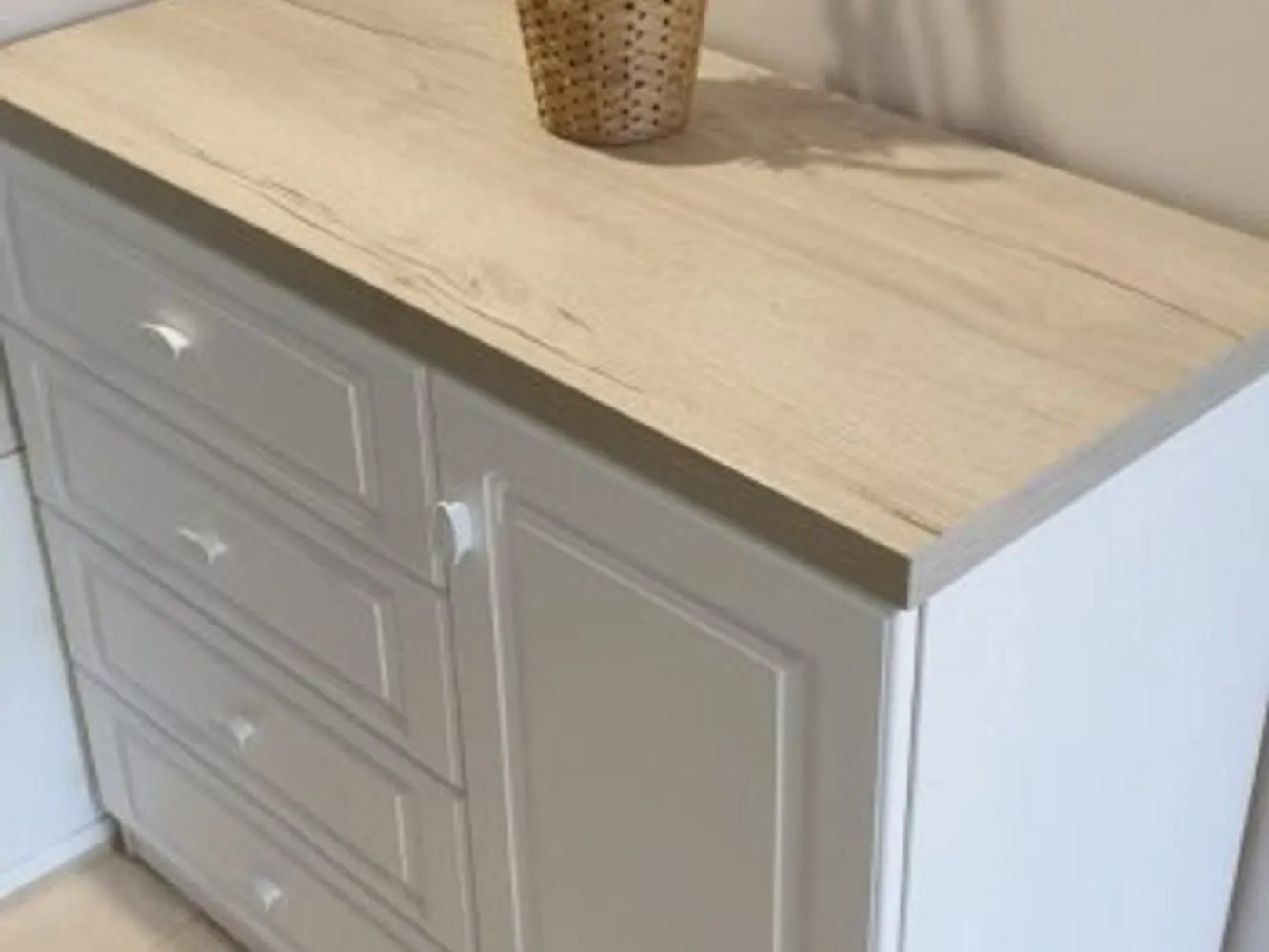 Apartament 1 cameră de închiriat – Complex Privilege, Kaufland - Agentia imobiliară Mag Invest vă propune spre închiriere, în exclusivitate, un apartament cu 1 cameră, situat în complexul rezidențial Privilege, într-o zonă foarte căutată și ușor accesibilă, în apropiere de Parcul Cloșca, Kaufland, McDonald’s și Spitalul de Copii.

Imobilul este amplasat într-un bloc dat în folosință în 2010 și are o suprafață de 40 mp, fiind compartimentat eficient: cameră spațioasă, bucătărie separată, baie și balcon.

Apartamentul beneficiază de următoarele dotări: Centrală termică proprie, aer condiționat, TV, masina de spalat, hota, aragaz, mobilier modern
Finisaje de calitate: gresie, faianță, parchet laminat

Zona este liniștită, sigură și oferă acces rapid către puncte de interes, mijloace de transport și zone comerciale.
Disponibil începând cu data de 01.01.2026

Preț chirie: 380 euro/lună
Garanție (returnabilă): 380 euro
Comision agenție: 70% din prima lună de chirie

Pentru detalii și programări vizionări: --- Liliana Ene – 0746 252 252 --- Agenția imobiliară Mag Invest