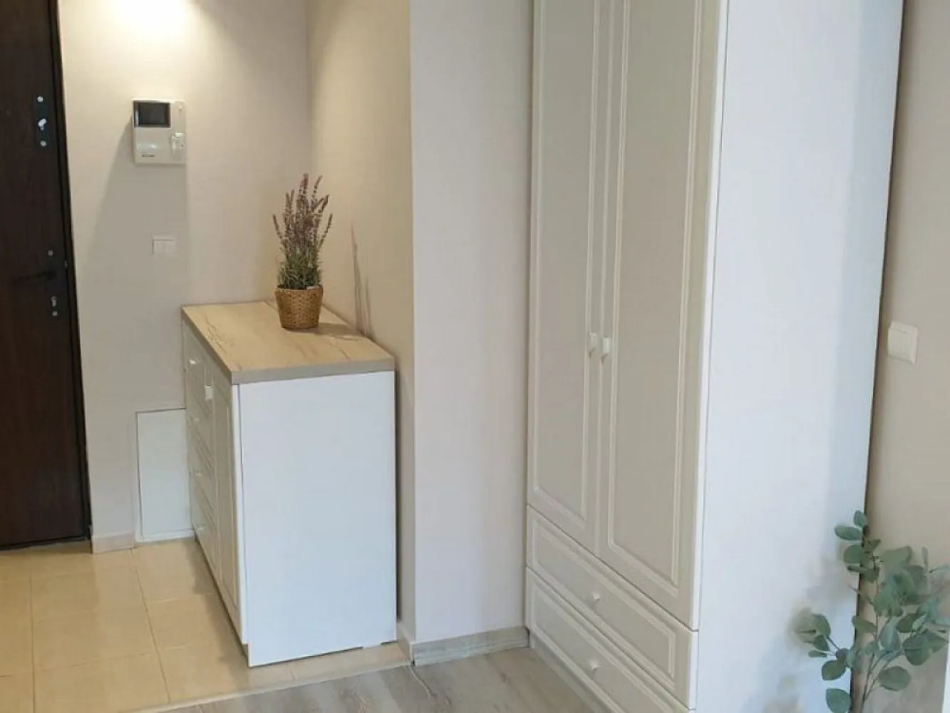 Apartament 1 cameră de închiriat – Complex Privilege, Kaufland - Agentia imobiliară Mag Invest vă propune spre închiriere, în exclusivitate, un apartament cu 1 cameră, situat în complexul rezidențial Privilege, într-o zonă foarte căutată și ușor accesibilă, în apropiere de Parcul Cloșca, Kaufland, McDonald’s și Spitalul de Copii.

Imobilul este amplasat într-un bloc dat în folosință în 2010 și are o suprafață de 40 mp, fiind compartimentat eficient: cameră spațioasă, bucătărie separată, baie și balcon.

Apartamentul beneficiază de următoarele dotări: Centrală termică proprie, aer condiționat, TV, masina de spalat, hota, aragaz, mobilier modern
Finisaje de calitate: gresie, faianță, parchet laminat

Zona este liniștită, sigură și oferă acces rapid către puncte de interes, mijloace de transport și zone comerciale.
Disponibil începând cu data de 01.01.2026

Preț chirie: 380 euro/lună
Garanție (returnabilă): 380 euro
Comision agenție: 70% din prima lună de chirie

Pentru detalii și programări vizionări: --- Liliana Ene – 0746 252 252 --- Agenția imobiliară Mag Invest