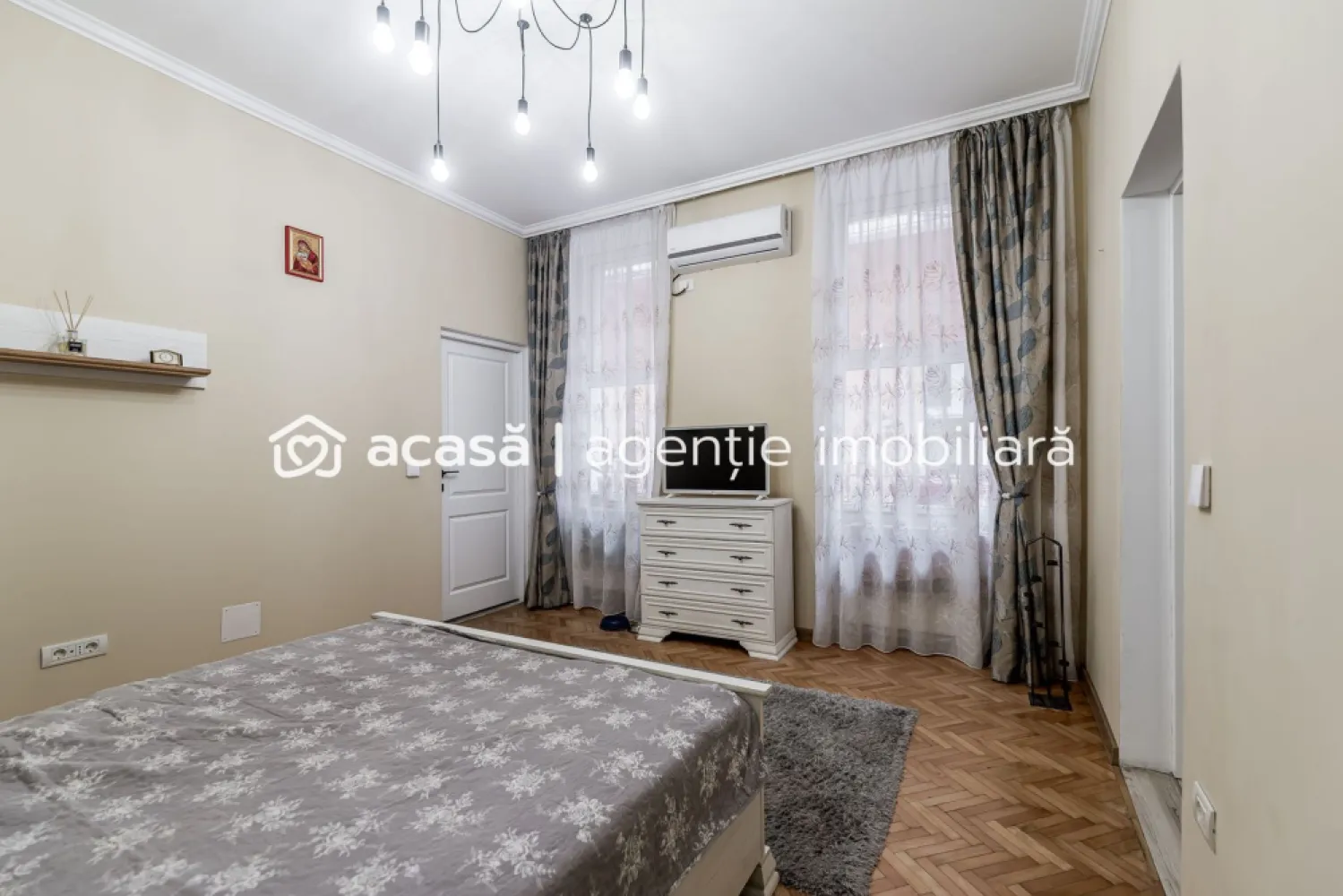 Apartament ultracentral! Preț repoziționat! 2 camere, etaj intermediar - Preț repoziționat: 84.900 € | Ultracentral | 2 camere | 61 mp | etaj 1/2 | 0% comision

Dacă vrei un apartament ultracentral, într-o clădire îngrijită, cu dotări făcute „cum trebuie”, acesta e genul de proprietate care merită luată în calcul. Este la etajul 1 din 2, cu 61 mp utili, și funcționează bine atât ca locuință, cât și ca opțiune de închiriere, tocmai pentru că e în centru și e gata de folosit.

Se vinde mobilat și utilat, inclusiv cu mașină de spălat vase. În plus, are un avantaj rar pentru zona centrală: spații de depozitare care chiar contează. Ai hol mansardat folosit pentru depozitare suplimentară, plus depozitare la etaj și boxă la subsol, ceea ce face apartamentul mult mai practic în viața de zi cu zi.

Clădirea a avut fațada și acoperișul renovate în 2025, iar în interior ai instalație electrică nouă cu siguranțe separate, centrală proprie cu țevi de cupru, ferestre termopan și sistem de supraveghere video. Iar ultracentral înseamnă că ajungi rapid la transport, instituții, restaurante, zone pietonale și servicii.

Sună-mă acum să programăm o vizionare!
Telefon/Whatsapp: 0761 899 230 – Mihai Molnar