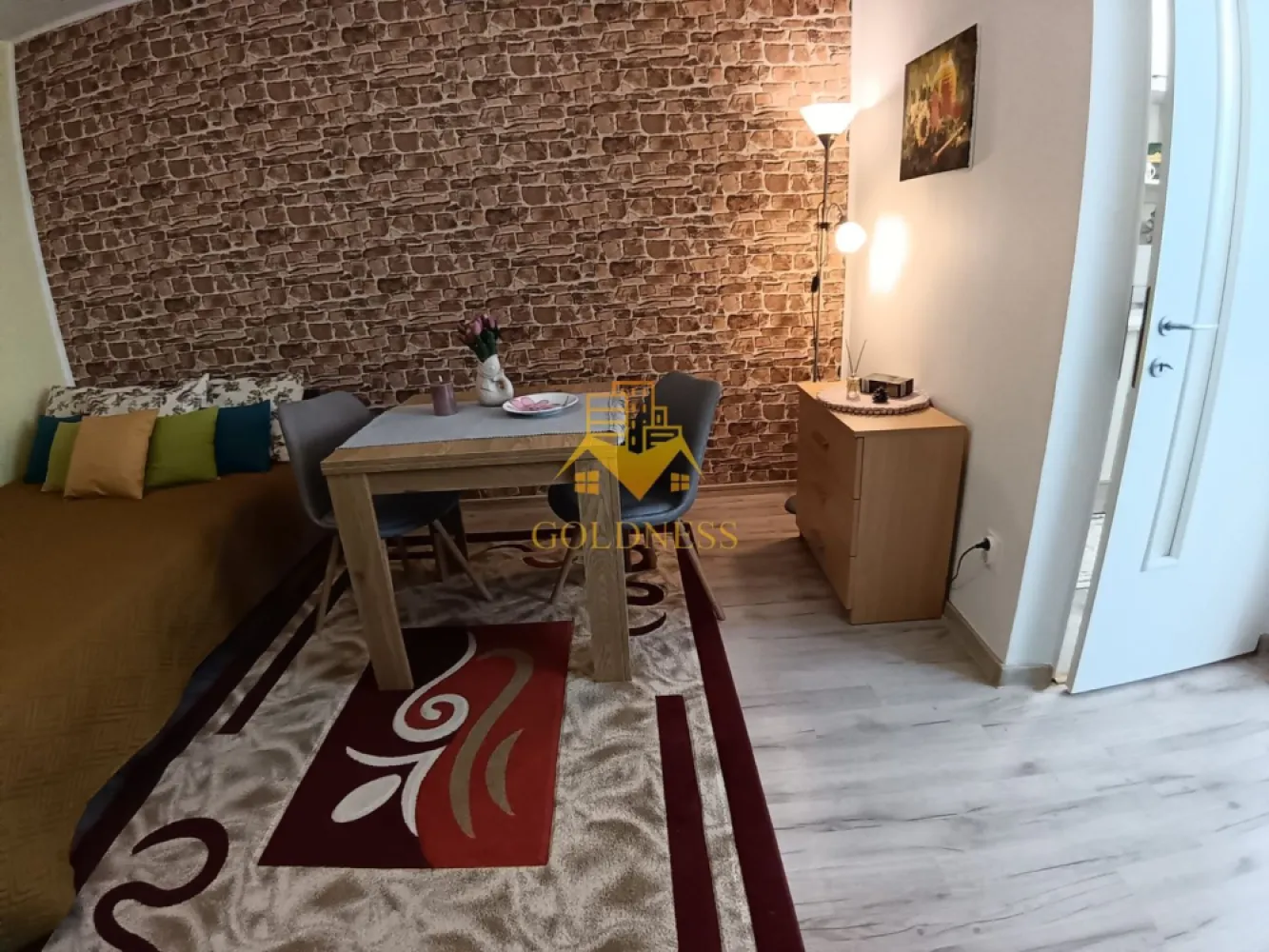 1 camera, Gheorgheni, Iulius Mall, FSEGA, Detunata, Unirii, Panemar - GOLDNESS Imobiliare vă propune spre închiriere un apartament cu 1 camere complet mobilat și utilat, la etajul 6 într-un imobil de 10 etaje, în Cartierul Gheorgheni.
Se află în apropierea stațiilor de transport în comun, magazine, restaurante, spații verzi, farmacii, etc. 

Apartamentul este compartimentat astfel:
 - camera cu pat matrimonial, dressing, noptiere
 - bucătărie complet utilată și mobilată, loc de servit masa 
 - baie cu cabina de dus, calorifer port prosop și dulap pentru depozitare.

Imobilul este dotat cu toate cele necesare- termoficare, frigider, aragaz, hotă, mașină de spălat haine, etc. 

Dacă sunteți interesați de acest apartament și doriți să îl vizionați, dar și pentru alte oferte nu ezitați să ne contactați telefonic sau prin e-mail. Vă stăm la dispoziție!
Pentru intermediere se percepe un comision de 50% din prețul chiriei!