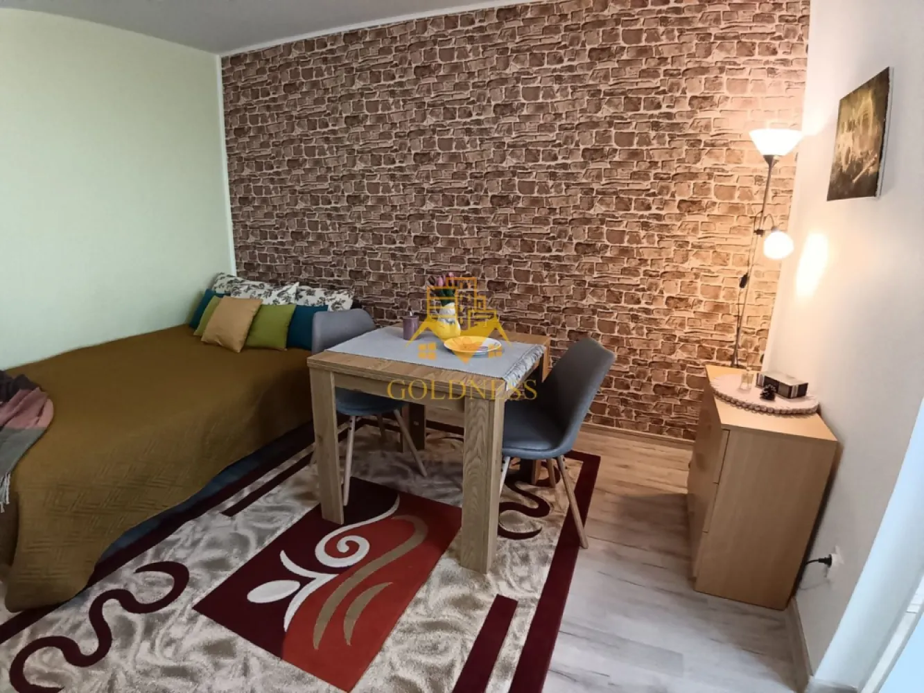 1 camera, Gheorgheni, Iulius Mall, FSEGA, Detunata, Unirii, Panemar - GOLDNESS Imobiliare vă propune spre închiriere un apartament cu 1 camere complet mobilat și utilat, la etajul 6 într-un imobil de 10 etaje, în Cartierul Gheorgheni.
Se află în apropierea stațiilor de transport în comun, magazine, restaurante, spații verzi, farmacii, etc. 

Apartamentul este compartimentat astfel:
 - camera cu pat matrimonial, dressing, noptiere
 - bucătărie complet utilată și mobilată, loc de servit masa 
 - baie cu cabina de dus, calorifer port prosop și dulap pentru depozitare.

Imobilul este dotat cu toate cele necesare- termoficare, frigider, aragaz, hotă, mașină de spălat haine, etc. 

Dacă sunteți interesați de acest apartament și doriți să îl vizionați, dar și pentru alte oferte nu ezitați să ne contactați telefonic sau prin e-mail. Vă stăm la dispoziție!
Pentru intermediere se percepe un comision de 50% din prețul chiriei!
