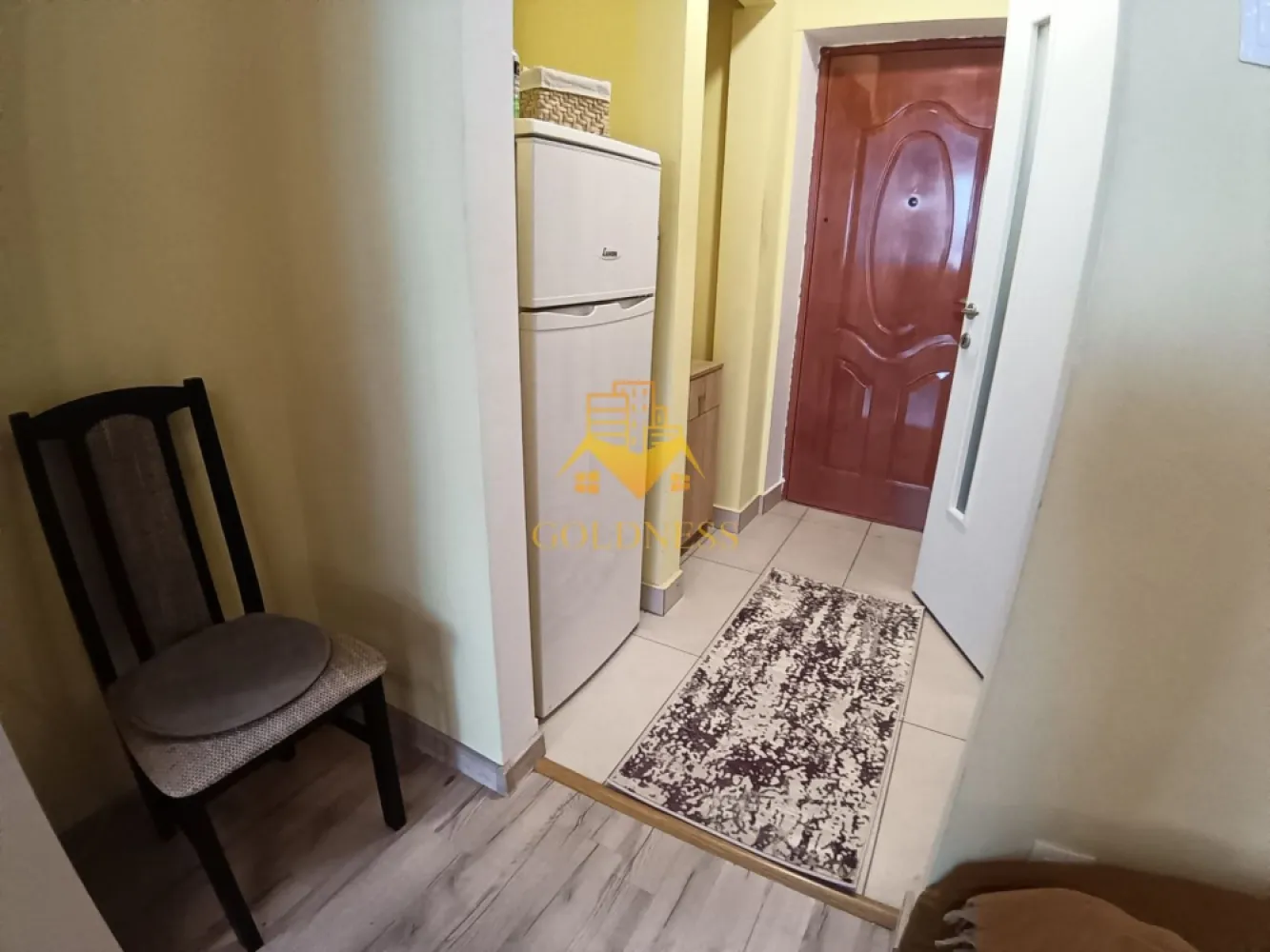 1 camera, Gheorgheni, Iulius Mall, FSEGA, Detunata, Unirii, Panemar - GOLDNESS Imobiliare vă propune spre închiriere un apartament cu 1 camere complet mobilat și utilat, la etajul 6 într-un imobil de 10 etaje, în Cartierul Gheorgheni.
Se află în apropierea stațiilor de transport în comun, magazine, restaurante, spații verzi, farmacii, etc. 

Apartamentul este compartimentat astfel:
 - camera cu pat matrimonial, dressing, noptiere
 - bucătărie complet utilată și mobilată, loc de servit masa 
 - baie cu cabina de dus, calorifer port prosop și dulap pentru depozitare.

Imobilul este dotat cu toate cele necesare- termoficare, frigider, aragaz, hotă, mașină de spălat haine, etc. 

Dacă sunteți interesați de acest apartament și doriți să îl vizionați, dar și pentru alte oferte nu ezitați să ne contactați telefonic sau prin e-mail. Vă stăm la dispoziție!
Pentru intermediere se percepe un comision de 50% din prețul chiriei!