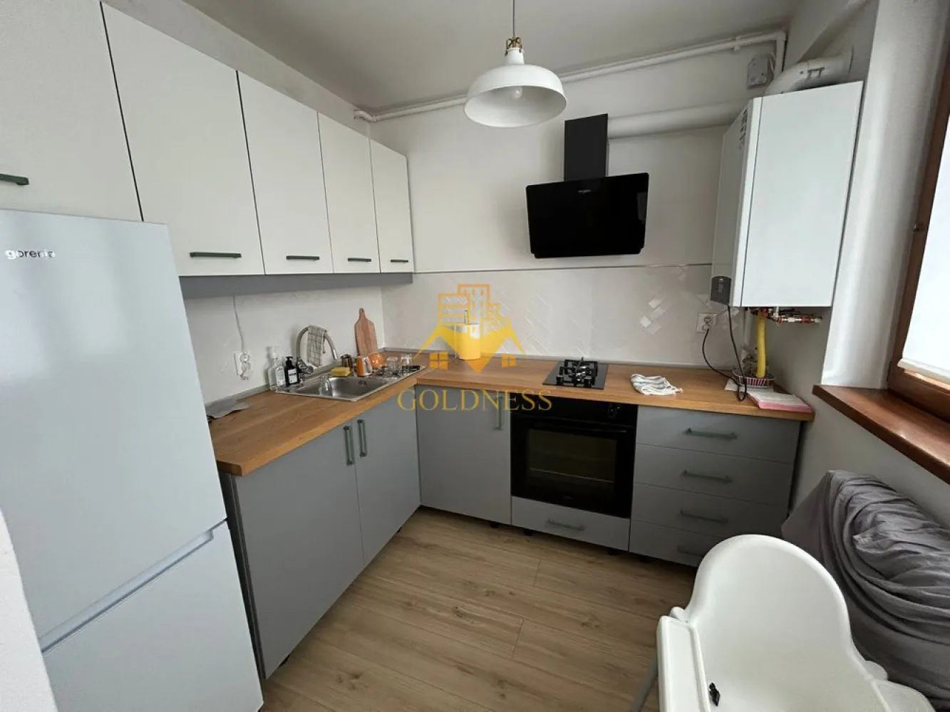1 camera, Zorilor, Prima închiriere,Calea Turzii,Panemar, Leroy Merlin - GOLDNESS Imobiliare vă propune spre închiriere un apartament cu 1 camere complet mobilat și utilat, la etajul 2 într-un imobil de 3 etaje, în Cartierul Zorilor.
Posibilitate loc de parcare în zona la liber.
Se află în apropierea stațiilor de transport în comun, magazine, restaurante, spații verzi, farmacii, etc. 

Apartamentul este compartimentat astfel:
 - camera cu canapea extensibilă , dressing, noptiere
 - bucătărie complet utilată și mobilată, loc de servit masa 
 - baie cu cabina de dus, calorifer port prosop și dulap pentru depozitare.
 - balcon 3mp.

Imobilul este dotat cu toate cele necesare- centrală proprie, frigider, aragaz, hotă, mașină de spălat haine, etc. 

Dacă sunteți interesați de acest apartament și doriți să îl vizionați, dar și pentru alte oferte nu ezitați să ne contactați telefonic sau prin e-mail. Vă stăm la dispoziție!
Pentru intermediere se percepe un comision de 50% din prețul chiriei!