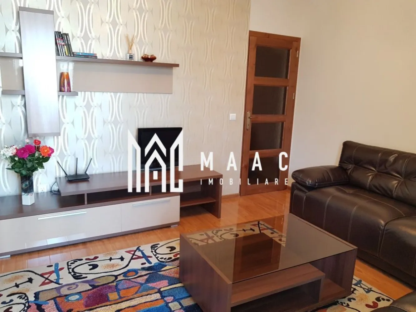 Apartament | Decomandat | 49 MPU | 2 camere | Balcon | Lazaret - Maac Imobiliare vă propune spre închiriere un apartament cu 2 camere, decomandat, situat într-o zonă liniștită și bine conectată a orașului, cu acces facil la școală, grădiniță, magazine și stații de autobuz, ideal pentru un stil de viață confortabil și practic. Locuința este complet mobilată și utilată, fiind pregătită pentru mutare imediată. Apartamentul beneficiază de o compartimentare eficientă, oferind un living luminos, un dormitor spațios, o bucătărie complet utilată, o baie bine întreținută, precum și un balcon, perfect pentru momente de relaxare. Un avantaj important îl reprezintă locul de parcare inclus, un real plus pentru confortul zilnic. Apartamentul se află la câteva minute de centrul orașului, oferind acces rapid către principalele puncte de interes urban. Datorită poziționării și facilităților oferite, această proprietate este ideală pentru un cuplu, o persoană singură sau o mică familie, care își dorește un apartament primitor, într-o zonă bine dezvoltată. Condiții de închiriere: Se percepe o garanție în cuantumul unei chirii lunare. Nu sunt acceptate animalele de companie. Pentru mai multe detalii și programarea unei vizionări, vă invităm să contactați Maac Imobiliare, specificând ID: CP2863414 }}