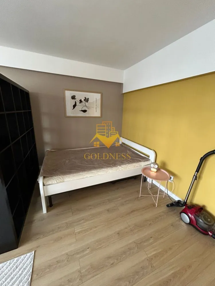 1 camera, Zorilor, Prima închiriere,Calea Turzii,Panemar, Leroy Merlin - GOLDNESS Imobiliare vă propune spre închiriere un apartament cu 1 camere complet mobilat și utilat, la etajul 2 într-un imobil de 3 etaje, în Cartierul Zorilor.
Posibilitate loc de parcare în zona la liber.
Se află în apropierea stațiilor de transport în comun, magazine, restaurante, spații verzi, farmacii, etc. 

Apartamentul este compartimentat astfel:
 - camera cu canapea extensibilă , dressing, noptiere
 - bucătărie complet utilată și mobilată, loc de servit masa 
 - baie cu cabina de dus, calorifer port prosop și dulap pentru depozitare.
 - balcon 3mp.

Imobilul este dotat cu toate cele necesare- centrală proprie, frigider, aragaz, hotă, mașină de spălat haine, etc. 

Dacă sunteți interesați de acest apartament și doriți să îl vizionați, dar și pentru alte oferte nu ezitați să ne contactați telefonic sau prin e-mail. Vă stăm la dispoziție!
Pentru intermediere se percepe un comision de 50% din prețul chiriei!