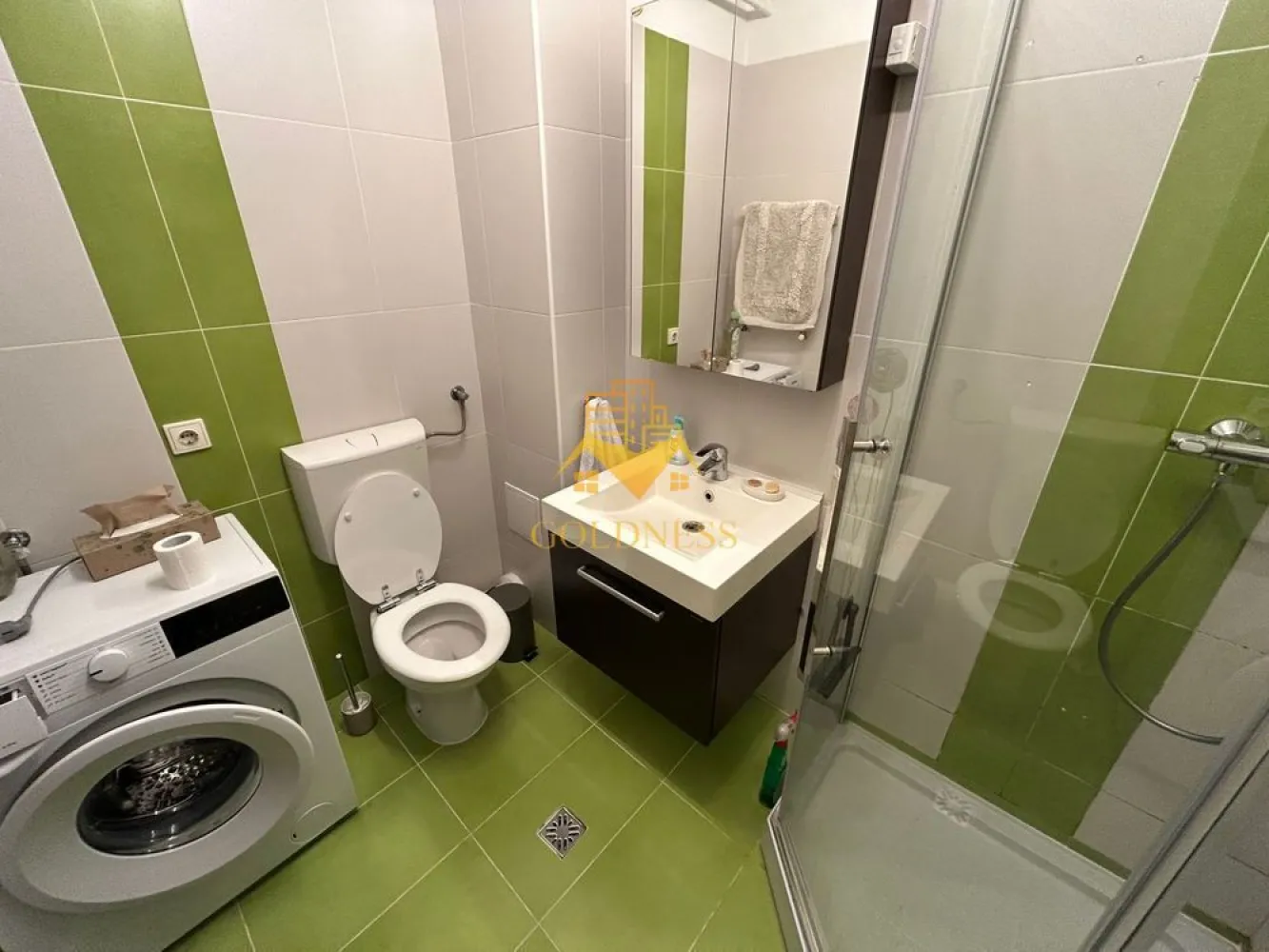1 camera, Zorilor, Prima închiriere,Calea Turzii,Panemar, Leroy Merlin - GOLDNESS Imobiliare vă propune spre închiriere un apartament cu 1 camere complet mobilat și utilat, la etajul 2 într-un imobil de 3 etaje, în Cartierul Zorilor.
Posibilitate loc de parcare în zona la liber.
Se află în apropierea stațiilor de transport în comun, magazine, restaurante, spații verzi, farmacii, etc. 

Apartamentul este compartimentat astfel:
 - camera cu canapea extensibilă , dressing, noptiere
 - bucătărie complet utilată și mobilată, loc de servit masa 
 - baie cu cabina de dus, calorifer port prosop și dulap pentru depozitare.
 - balcon 3mp.

Imobilul este dotat cu toate cele necesare- centrală proprie, frigider, aragaz, hotă, mașină de spălat haine, etc. 

Dacă sunteți interesați de acest apartament și doriți să îl vizionați, dar și pentru alte oferte nu ezitați să ne contactați telefonic sau prin e-mail. Vă stăm la dispoziție!
Pentru intermediere se percepe un comision de 50% din prețul chiriei!