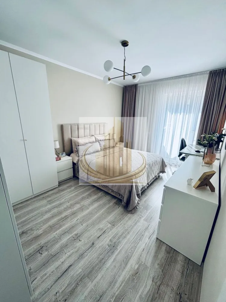 ✨🏡 Apartament 2 camere premium cu terasa generoasa-Giroc - ✨🏡 Apartament 2 camere premium cu terasă generoasă și parcare – Giroc 🏡✨

🔑 Grand Mobilis Imobiliare vă propune spre vânzare un apartament modern cu 2 camere, situat în Giroc, zona Aleea cu Plopi, într-un imobil nou cu regim de înălțime P+3, amplasat într-o zonă liniștită și foarte bine conectată la principalele puncte de interes. 🌿

📅 Apartamentul a fost achiziționat în 2024, este complet mobilat și utilat, amenajat cu atenție la detalii și pregătit pentru mutare imediată, fără investiții suplimentare. ✅

📐 Suprafață:
▪️ 52,8 mp utili
▪️ Terasă spațioasă de 15,8 mp ☀️
▪️ 68,6 mp total

🛋️ Compartimentare:
✔️ Living luminos
✔️ Dormitor
✔️ Bucătărie
✔️ Baie
✔️ Hol
✔️ Terasă ideală pentru relaxare 🌿

⭐ Dotări și beneficii:
🔹 Mobilier realizat la comandă – design modern
🔹 Bucătărie complet utilată
🔹 Încălzire în pardoseală + centrală proprie
🔹 Aer condiționat ❄️
🔹 Geamuri tripan
🔹 Construcție din cărămidă
🔹 Orientare sudică ☀️
🔹 Sistem de supraveghere video 📹
🔹 Loc de parcare privat inclus în CF, cu acces prin barieră 🚗
🔹 Clasă energetică A

📍 Localizare excelentă:
Acces rapid către Timișoara și în apropiere de:
🛒 Lidl
🛒 Penny
🛒 Profi
🛒 Prospero
🏛️ Primărie
🚌 Mijloace de transport în comun

💶 Preț: 125.000 Euro 

📄 Acte în regulă
🔑 Disponibil imediat

📞 Pentru mai multe informații sau programarea unei vizionări, contactați echipa Grand Mobilis Imobiliare!
ID intern CP3097261