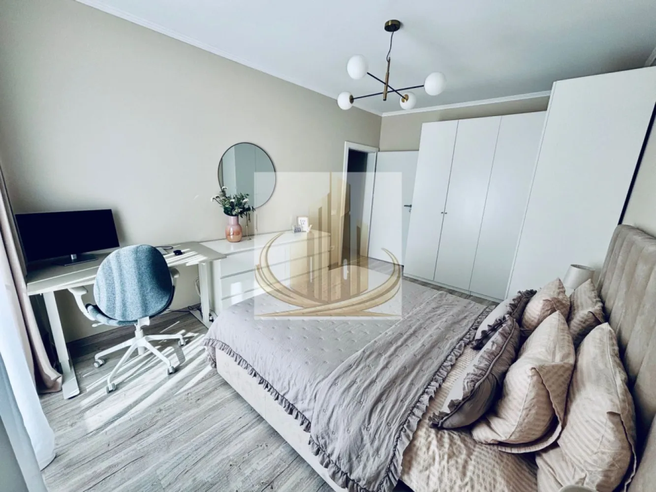 ✨🏡 Apartament 2 camere premium cu terasa generoasa-Giroc - ✨🏡 Apartament 2 camere premium cu terasă generoasă și parcare – Giroc 🏡✨

🔑 Grand Mobilis Imobiliare vă propune spre vânzare un apartament modern cu 2 camere, situat în Giroc, zona Aleea cu Plopi, într-un imobil nou cu regim de înălțime P+3, amplasat într-o zonă liniștită și foarte bine conectată la principalele puncte de interes. 🌿

📅 Apartamentul a fost achiziționat în 2024, este complet mobilat și utilat, amenajat cu atenție la detalii și pregătit pentru mutare imediată, fără investiții suplimentare. ✅

📐 Suprafață:
▪️ 52,8 mp utili
▪️ Terasă spațioasă de 15,8 mp ☀️
▪️ 68,6 mp total

🛋️ Compartimentare:
✔️ Living luminos
✔️ Dormitor
✔️ Bucătărie
✔️ Baie
✔️ Hol
✔️ Terasă ideală pentru relaxare 🌿

⭐ Dotări și beneficii:
🔹 Mobilier realizat la comandă – design modern
🔹 Bucătărie complet utilată
🔹 Încălzire în pardoseală + centrală proprie
🔹 Aer condiționat ❄️
🔹 Geamuri tripan
🔹 Construcție din cărămidă
🔹 Orientare sudică ☀️
🔹 Sistem de supraveghere video 📹
🔹 Loc de parcare privat inclus în CF, cu acces prin barieră 🚗
🔹 Clasă energetică A

📍 Localizare excelentă:
Acces rapid către Timișoara și în apropiere de:
🛒 Lidl
🛒 Penny
🛒 Profi
🛒 Prospero
🏛️ Primărie
🚌 Mijloace de transport în comun

💶 Preț: 125.000 Euro 

📄 Acte în regulă
🔑 Disponibil imediat

📞 Pentru mai multe informații sau programarea unei vizionări, contactați echipa Grand Mobilis Imobiliare!
ID intern CP3097261