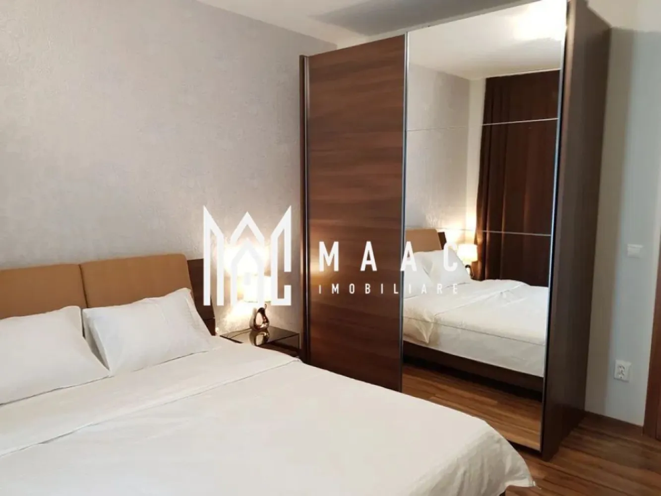 Apartament | Decomandat | 49 MPU | 2 camere | Balcon | Lazaret - Maac Imobiliare vă propune spre închiriere un apartament cu 2 camere, decomandat, situat într-o zonă liniștită și bine conectată a orașului, cu acces facil la școală, grădiniță, magazine și stații de autobuz, ideal pentru un stil de viață confortabil și practic. Locuința este complet mobilată și utilată, fiind pregătită pentru mutare imediată. Apartamentul beneficiază de o compartimentare eficientă, oferind un living luminos, un dormitor spațios, o bucătărie complet utilată, o baie bine întreținută, precum și un balcon, perfect pentru momente de relaxare. Un avantaj important îl reprezintă locul de parcare inclus, un real plus pentru confortul zilnic. Apartamentul se află la câteva minute de centrul orașului, oferind acces rapid către principalele puncte de interes urban. Datorită poziționării și facilităților oferite, această proprietate este ideală pentru un cuplu, o persoană singură sau o mică familie, care își dorește un apartament primitor, într-o zonă bine dezvoltată. Condiții de închiriere: Se percepe o garanție în cuantumul unei chirii lunare. Nu sunt acceptate animalele de companie. Pentru mai multe detalii și programarea unei vizionări, vă invităm să contactați Maac Imobiliare, specificând ID: CP2863414 }}