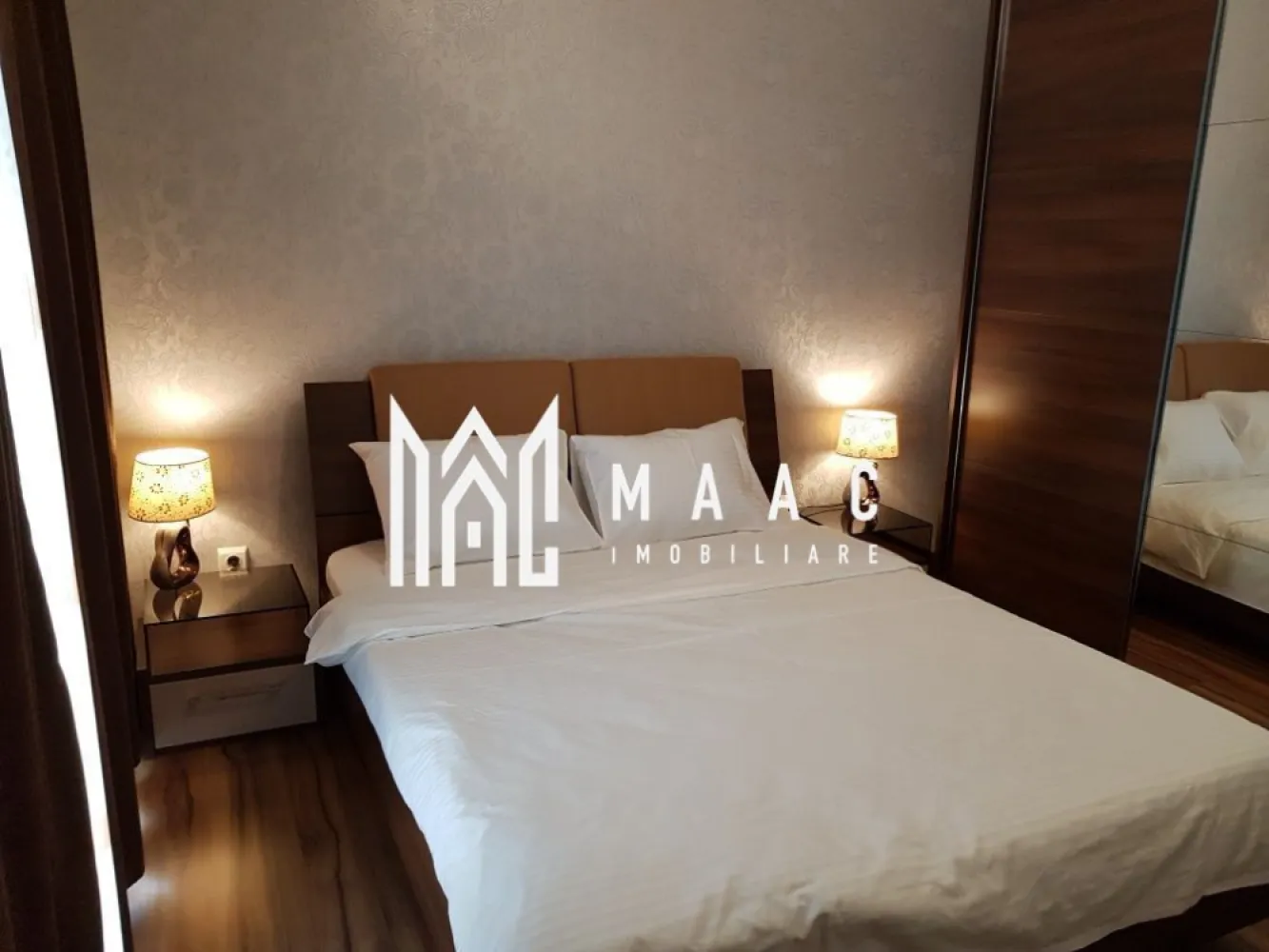 Apartament | Decomandat | 49 MPU | 2 camere | Balcon | Lazaret - Maac Imobiliare vă propune spre închiriere un apartament cu 2 camere, decomandat, situat într-o zonă liniștită și bine conectată a orașului, cu acces facil la școală, grădiniță, magazine și stații de autobuz, ideal pentru un stil de viață confortabil și practic. Locuința este complet mobilată și utilată, fiind pregătită pentru mutare imediată. Apartamentul beneficiază de o compartimentare eficientă, oferind un living luminos, un dormitor spațios, o bucătărie complet utilată, o baie bine întreținută, precum și un balcon, perfect pentru momente de relaxare. Un avantaj important îl reprezintă locul de parcare inclus, un real plus pentru confortul zilnic. Apartamentul se află la câteva minute de centrul orașului, oferind acces rapid către principalele puncte de interes urban. Datorită poziționării și facilităților oferite, această proprietate este ideală pentru un cuplu, o persoană singură sau o mică familie, care își dorește un apartament primitor, într-o zonă bine dezvoltată. Condiții de închiriere: Se percepe o garanție în cuantumul unei chirii lunare. Nu sunt acceptate animalele de companie. Pentru mai multe detalii și programarea unei vizionări, vă invităm să contactați Maac Imobiliare, specificând ID: CP2863414 }}