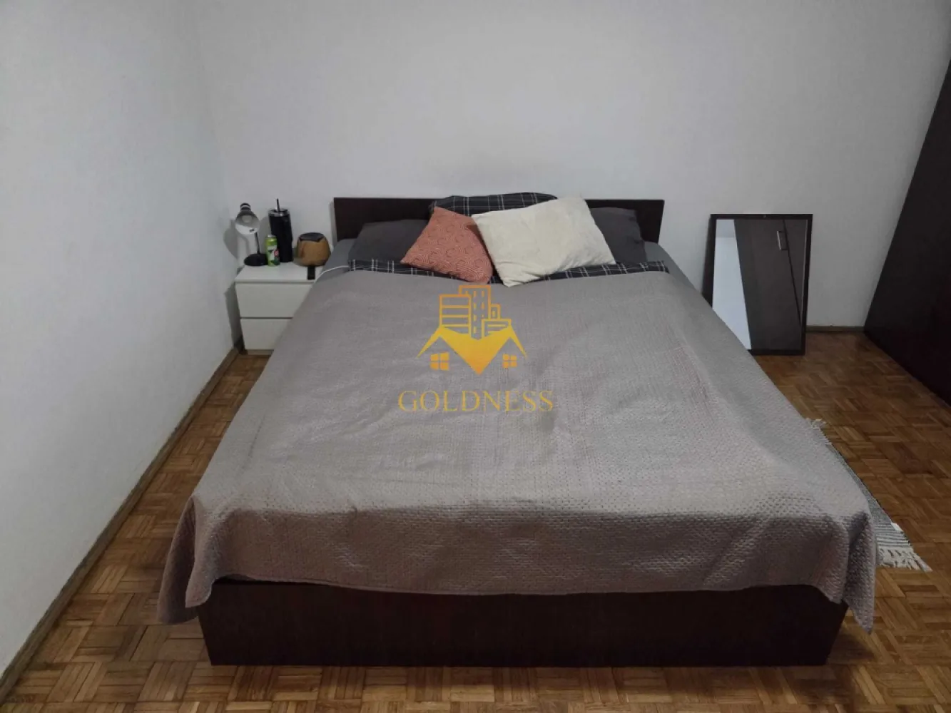 1 camera, Gheorgheni, FSEGA, Iulius Mall, Unirii, Detunată - GOLDNESS Imobiliare vă propune spre închiriere un apartament cu 1 camere complet mobilat și utilat, la etajul 2 într-un imobil de 10 etaje, în Cartierul Gheorgheni.
Se află în apropierea stațiilor de transport în comun, magazine, restaurante, spații verzi, farmacii, etc. 

Apartamentul este compartimentat astfel:
 - camera cu pat matrimonial, dressing, noptiere
 - bucătărie complet utilată și mobilată, loc de servit masa 
 - baie cu cada, calorifer port prosop și dulap pentru depozitare.
 - balcon 3mp.

Imobilul este dotat cu toate cele necesare- termoficare, frigider, aragaz, hotă, mașină de spălat haine, etc. 

Dacă sunteți interesați de acest apartament și doriți să îl vizionați, dar și pentru alte oferte nu ezitați să ne contactați telefonic sau prin e-mail. Vă stăm la dispoziție!
Pentru intermediere se percepe un comision de 50% din prețul chiriei!